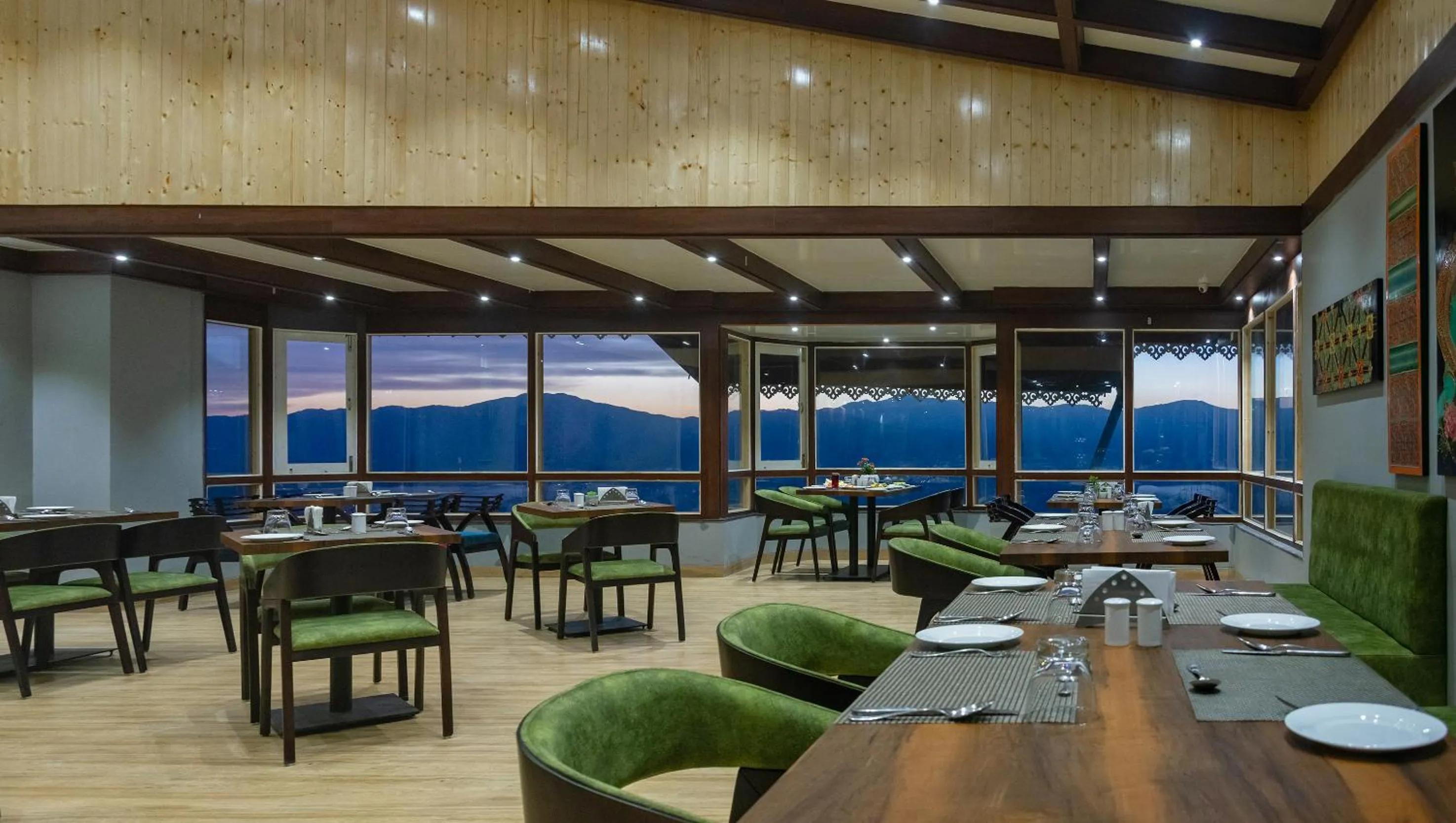 Restaurant/places to eat in Sumitel Vista 800m from Mall Road