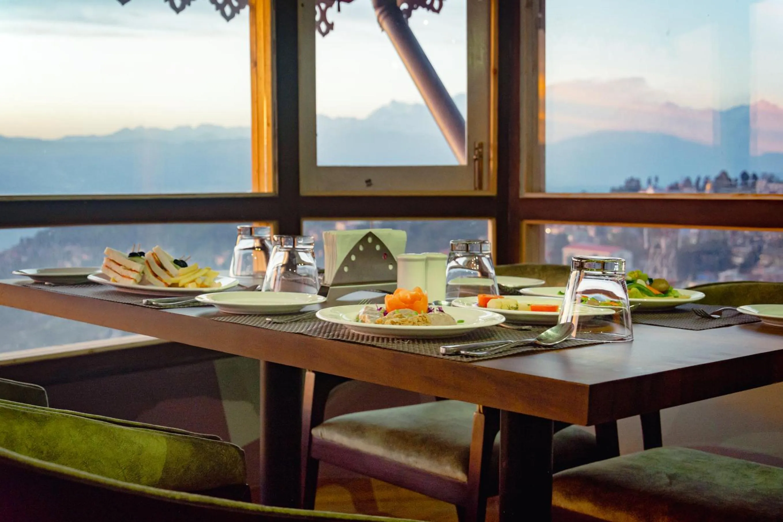 Restaurant/places to eat in Sumitel Vista 800m from Mall Road