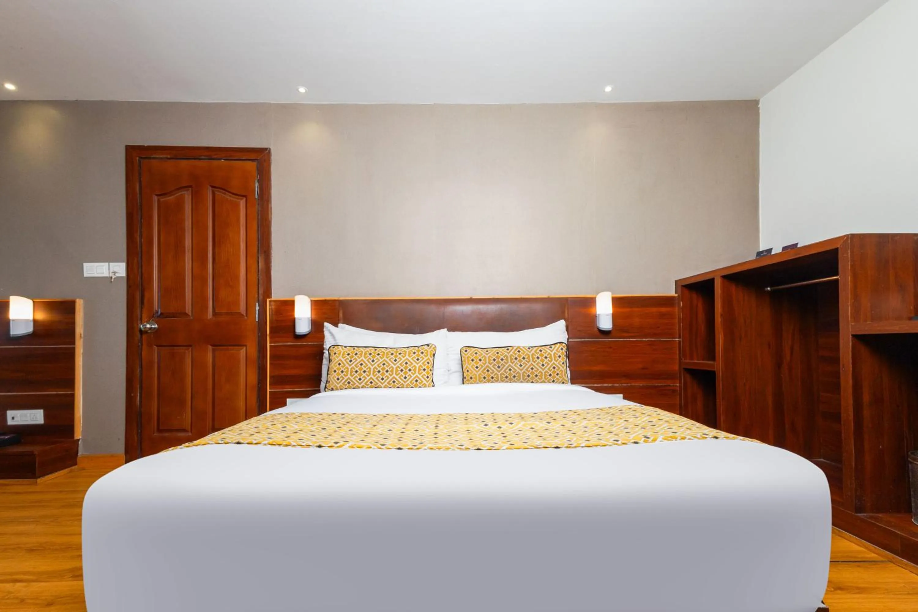 Bed in Sumitel Vista 800m from Mall Road