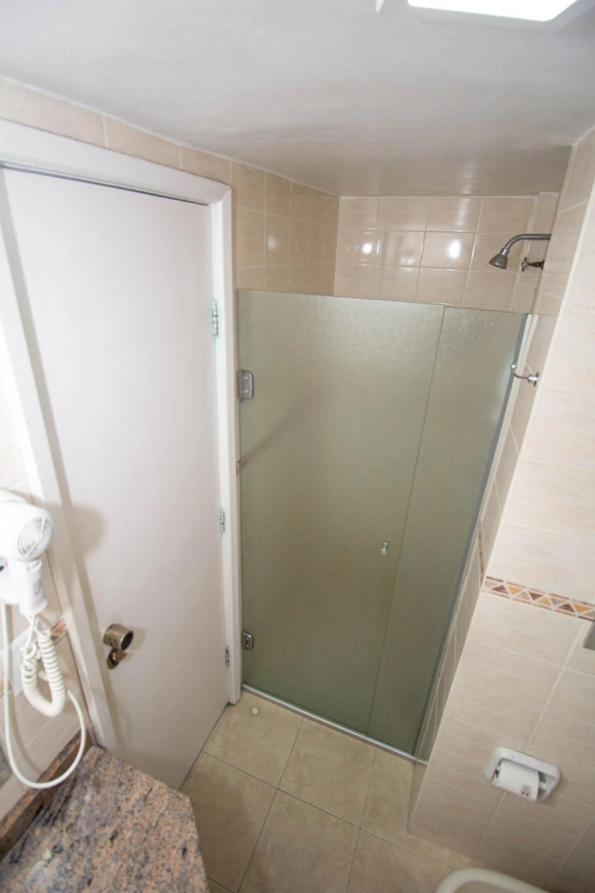 Bathroom in Trevi Hotel e Business