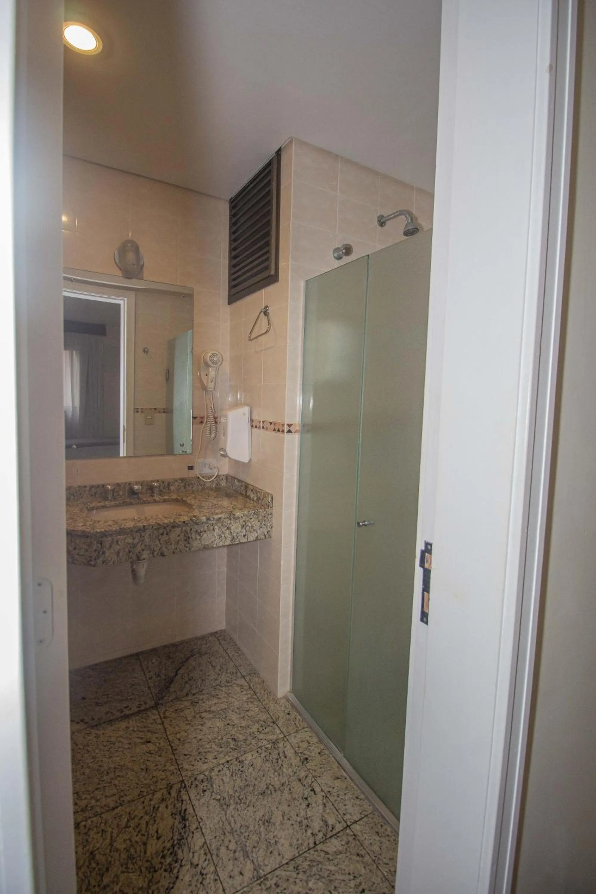 Bathroom in Trevi Hotel e Business