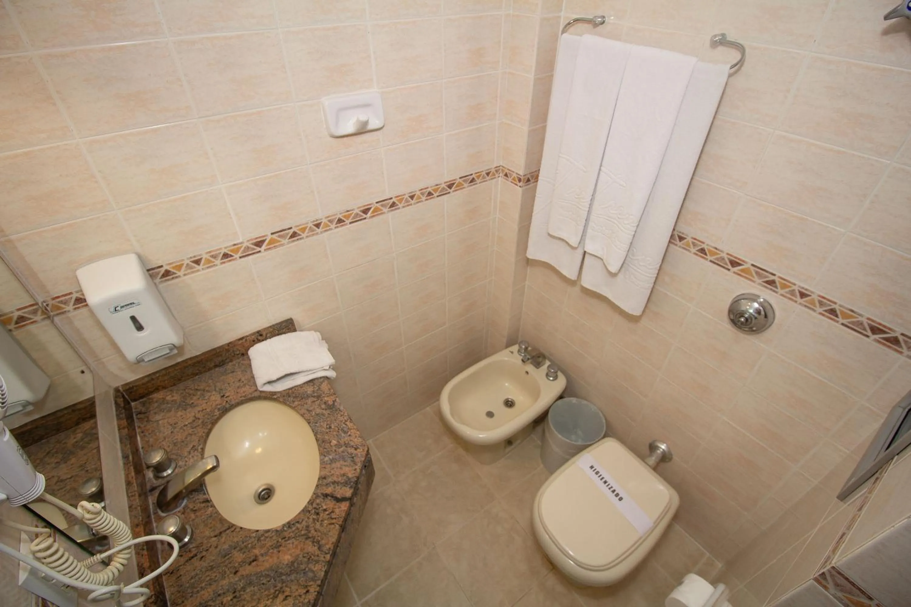 Bathroom in Trevi Hotel e Business