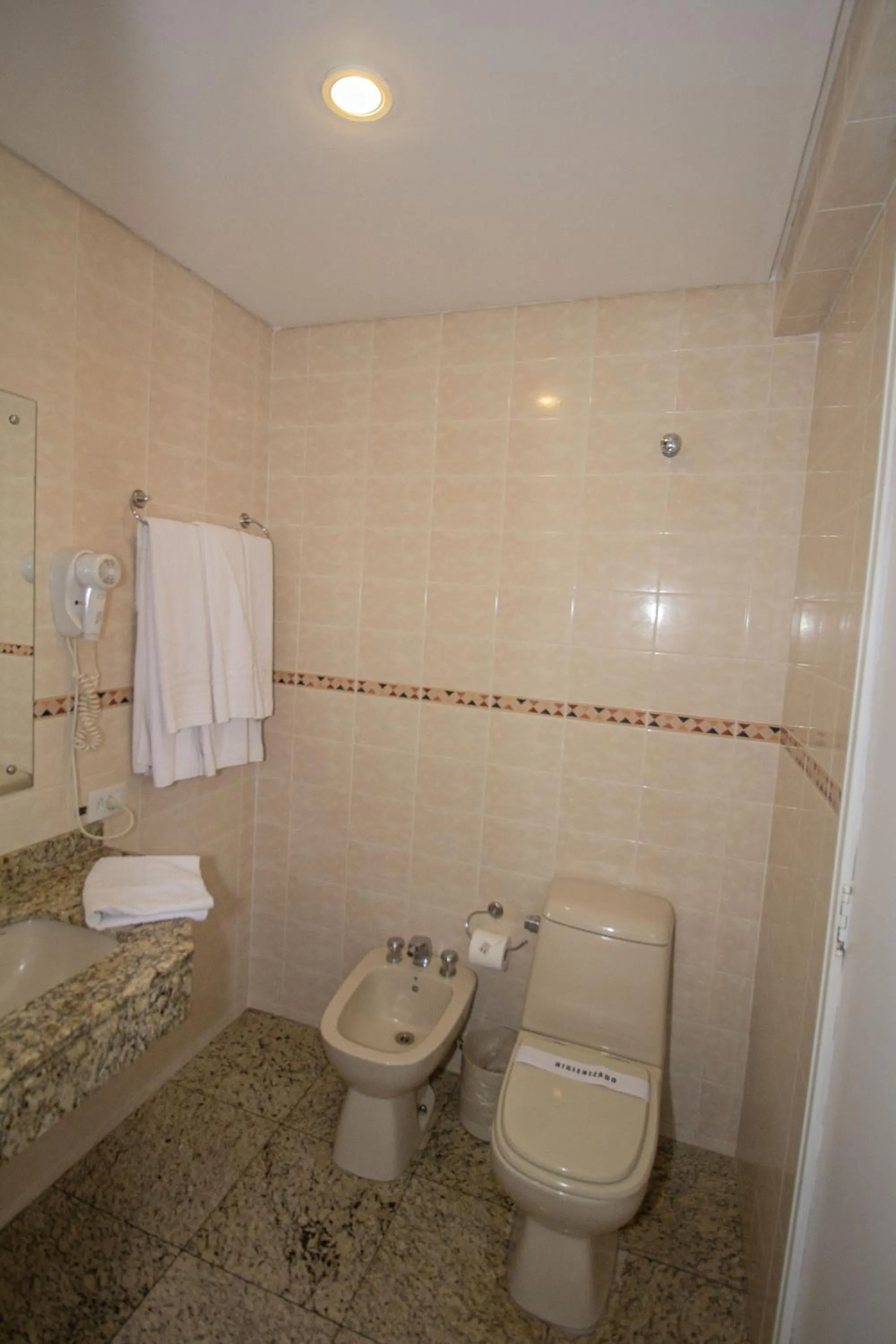 Bathroom in Trevi Hotel e Business