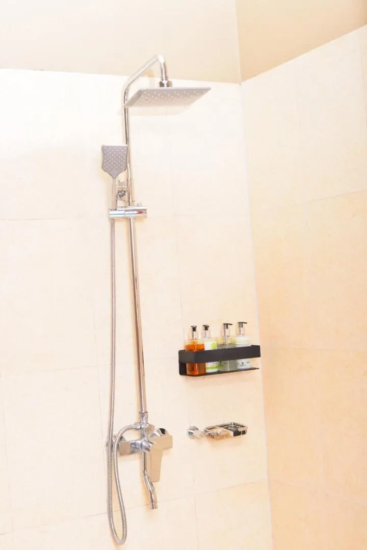 Shower in Burka Coffee Lounge