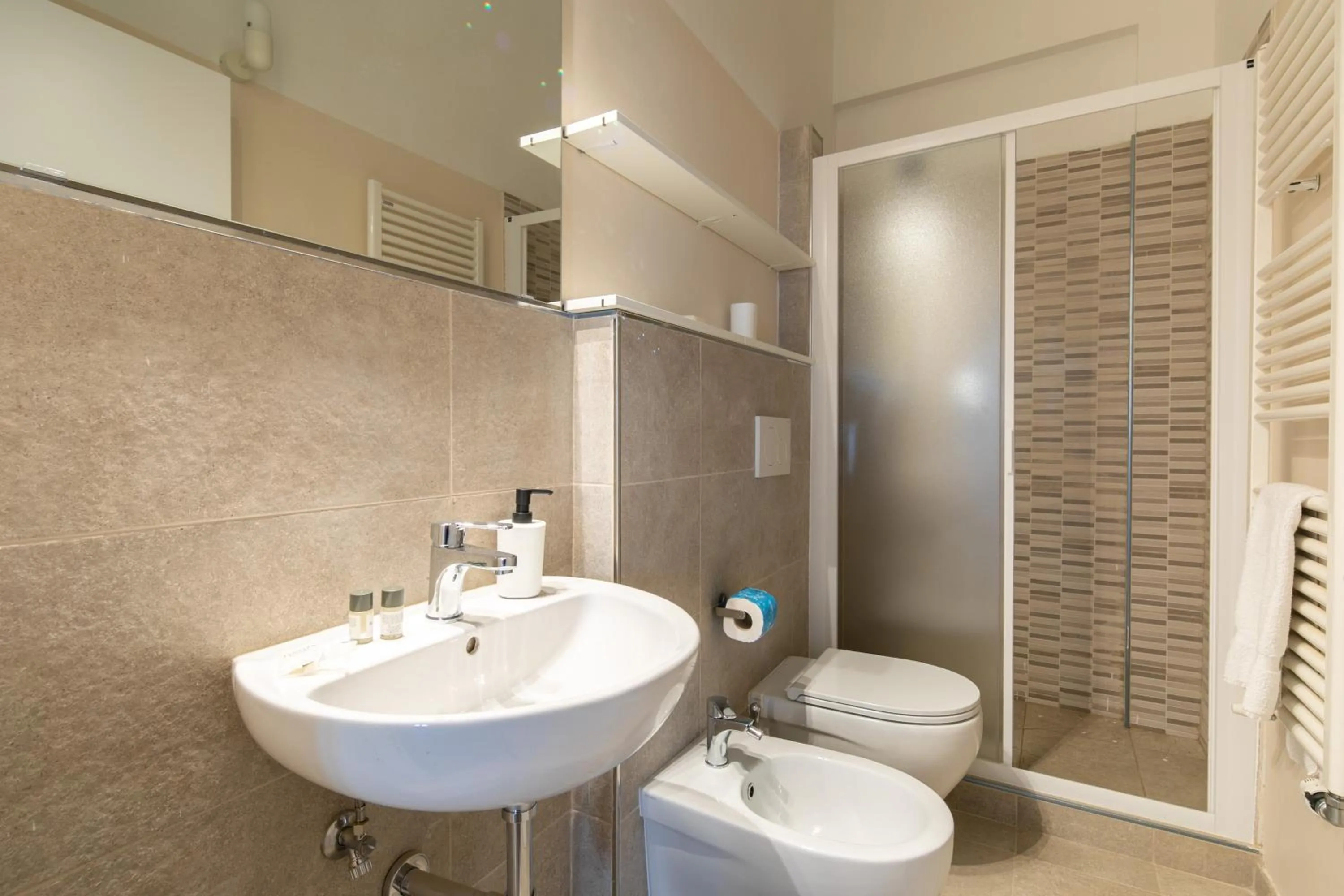 Bathroom in Indipendenza House by Mmega