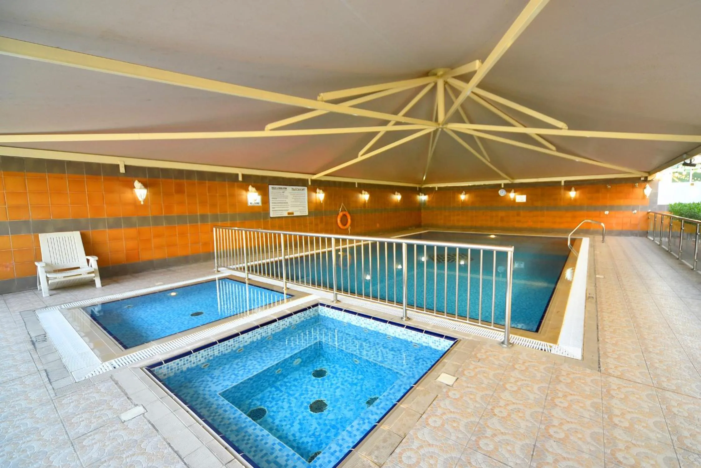 Swimming pool in Emirates Stars Hotel Apartments Dubai