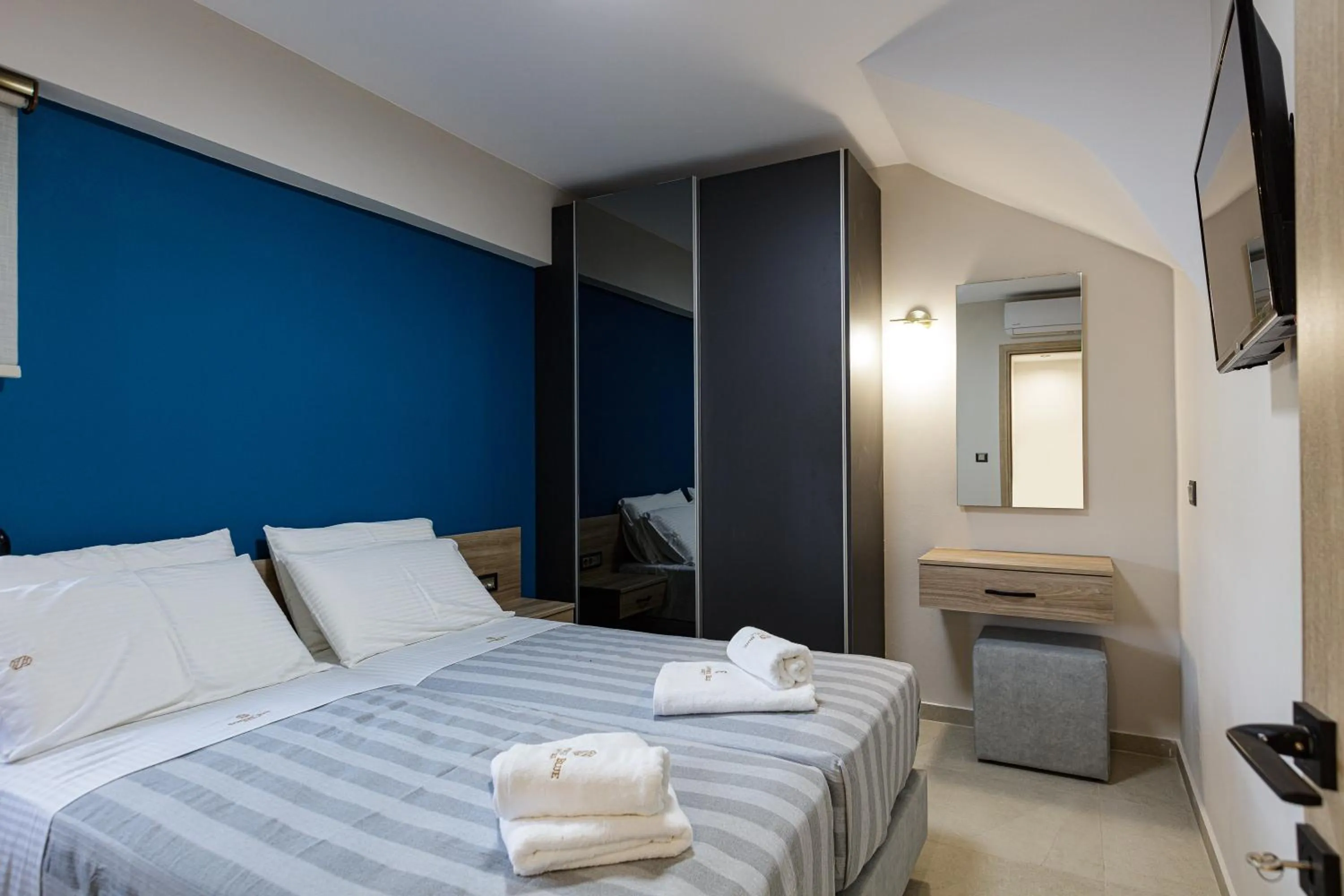 Bedroom, Bed in Sapphire Blue Suites