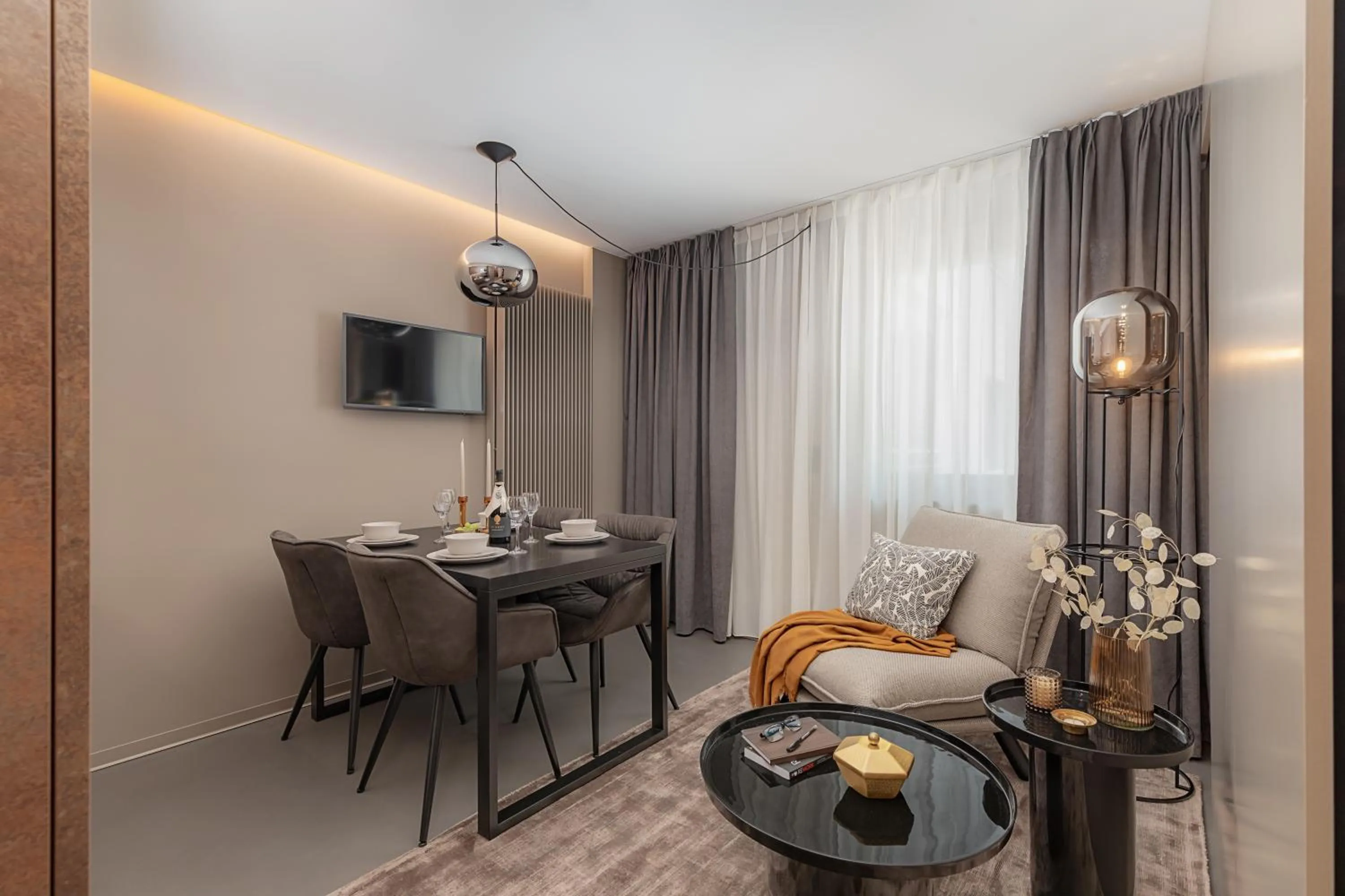 Seating area in VISIONAPARTMENTS Basel - contactless check-in