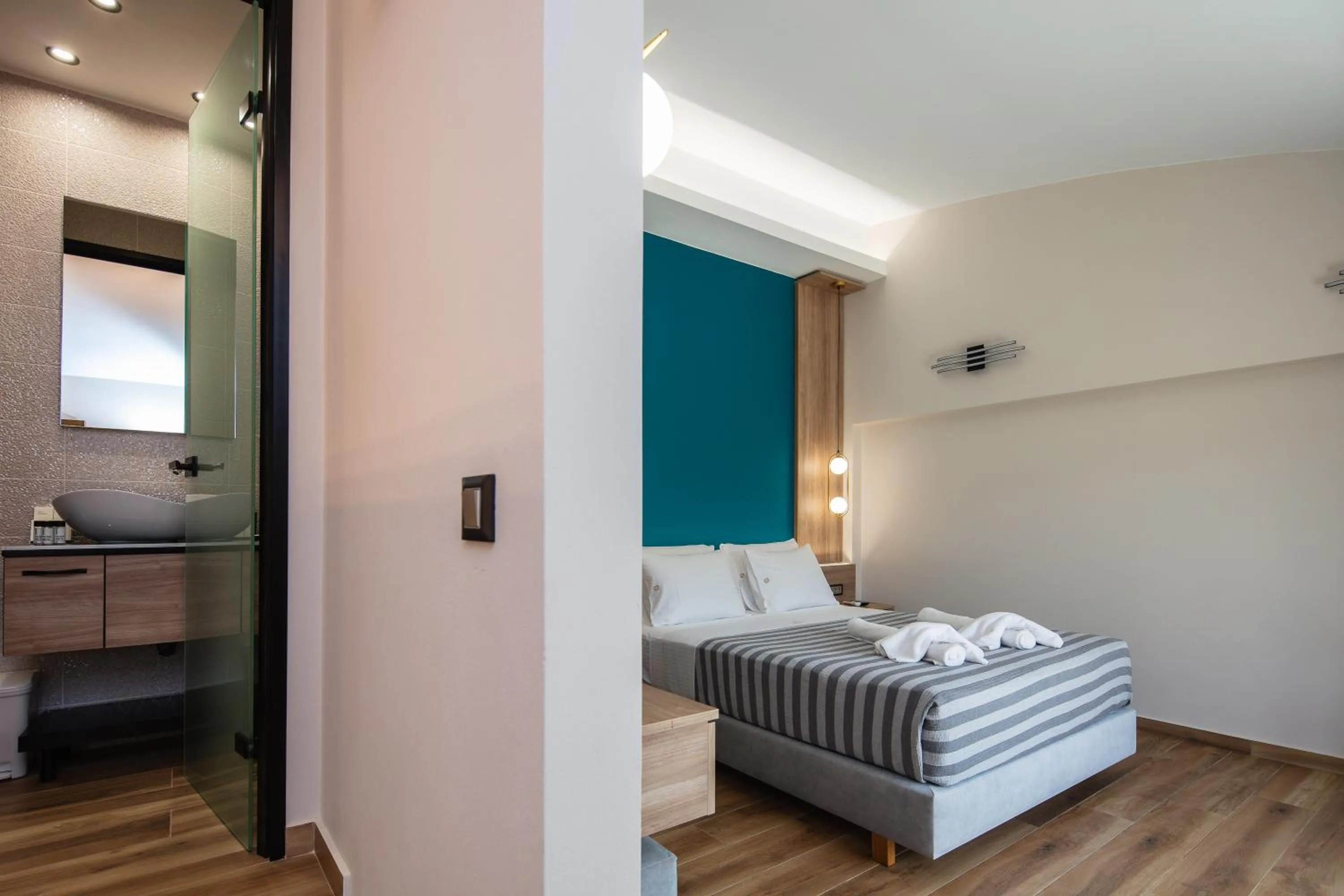 Bedroom, Bed in Sapphire Horizon Suites