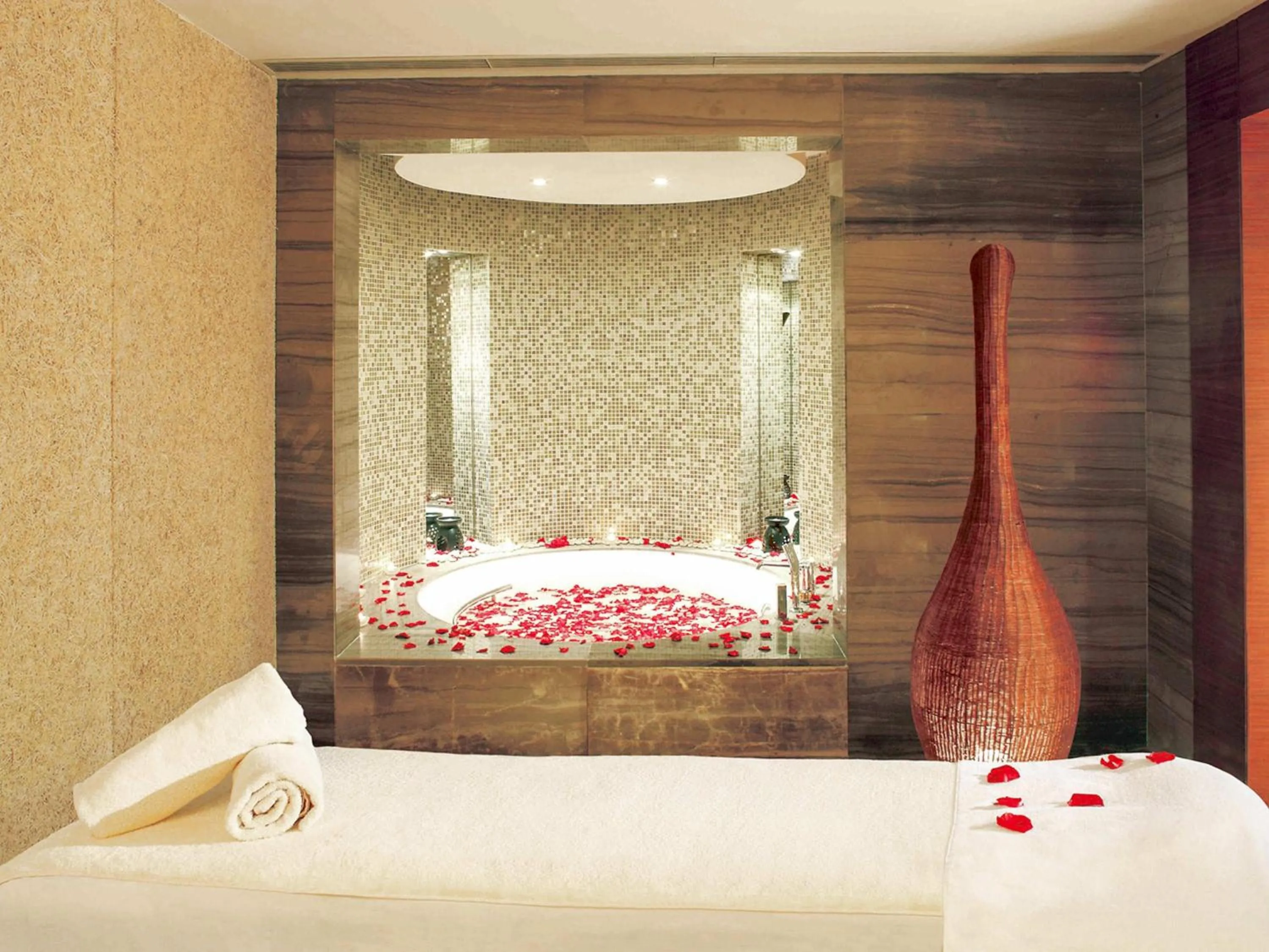 Spa and wellness centre/facilities, Bed in Swissôtel Grand Shanghai