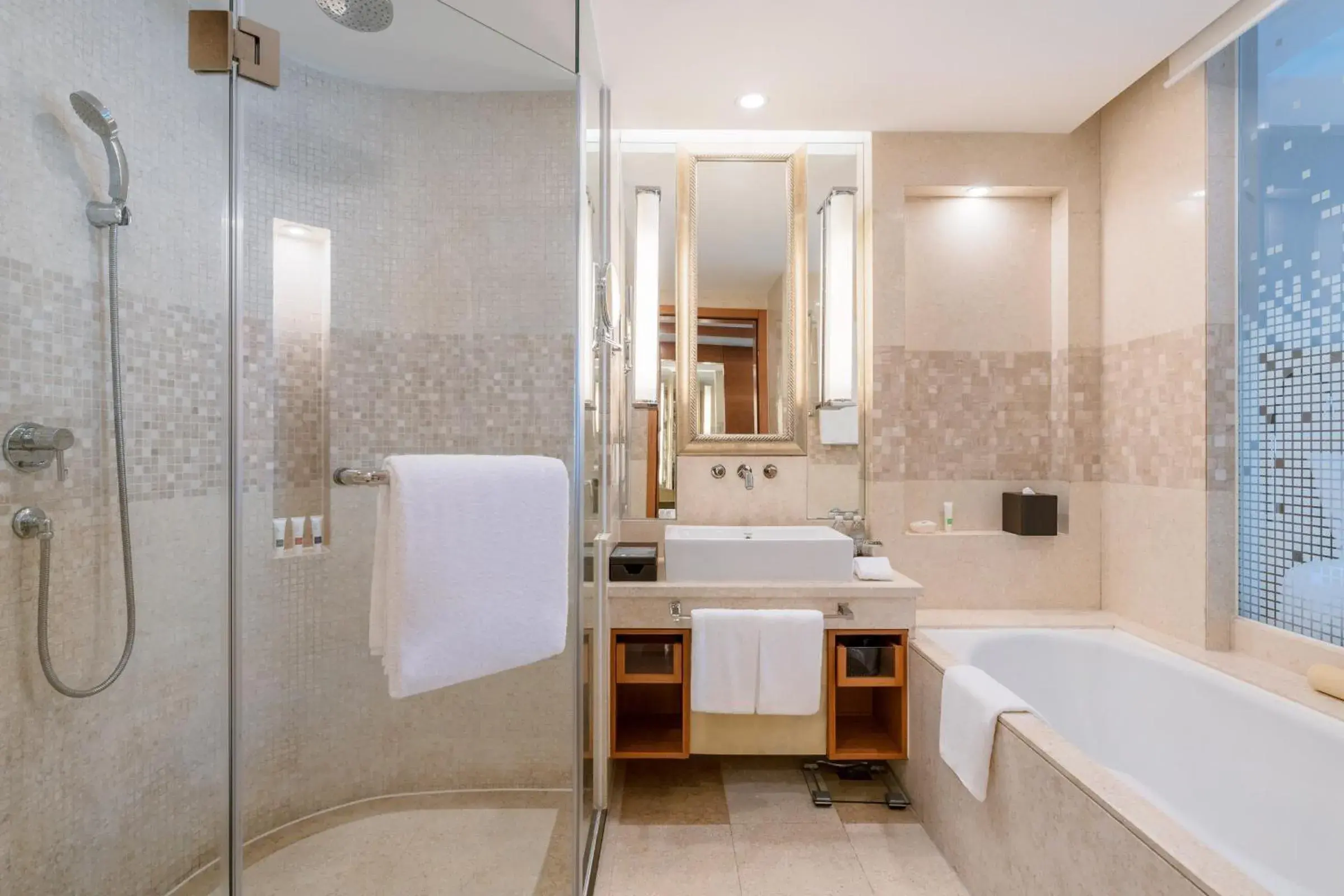 Executive Suite in Swissôtel Grand Shanghai - Stroll down West Nanjing Road and soak in downtown Shanghai vibrancy Executive Suite in Swissôtel Grand Shanghai - Stroll down West Nanjing Road and soak in downtown Shanghai vibrancy
