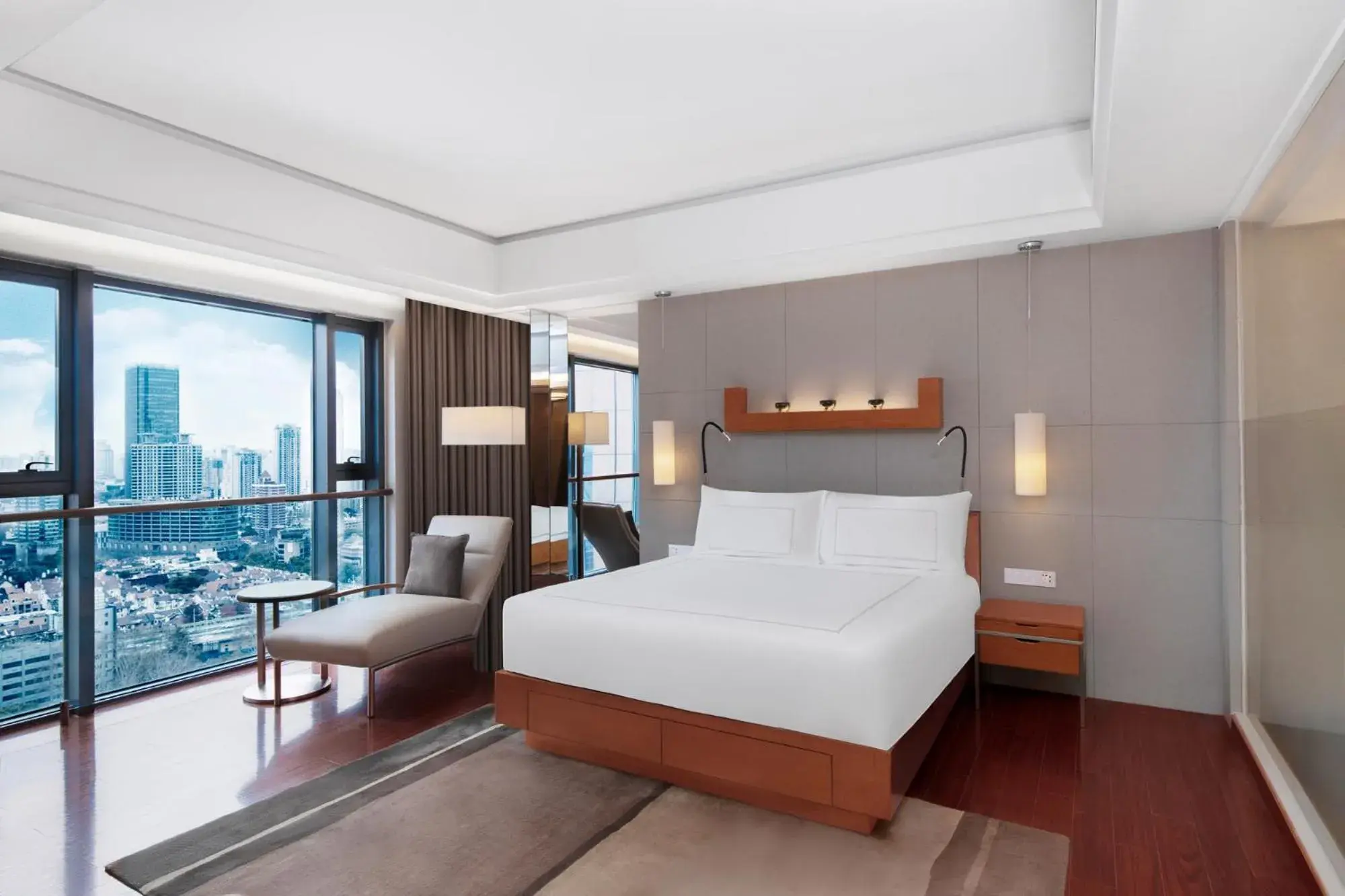 Pinnacle Suite in Swissôtel Grand Shanghai - Stroll down West Nanjing Road and soak in downtown Shanghai vibrancy Pinnacle Suite in Swissôtel Grand Shanghai - Stroll down West Nanjing Road and soak in downtown Shanghai vibrancy