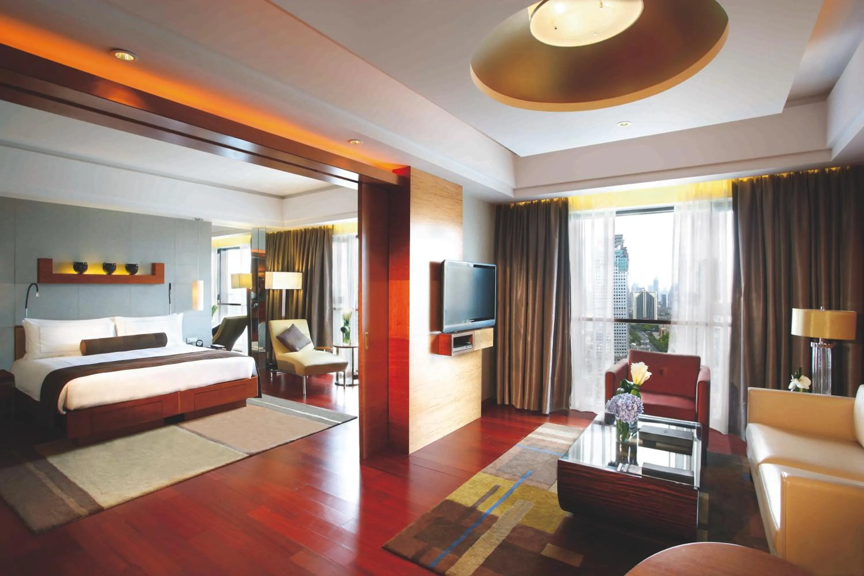 Photo of the whole room, Bed in Swissôtel Grand Shanghai