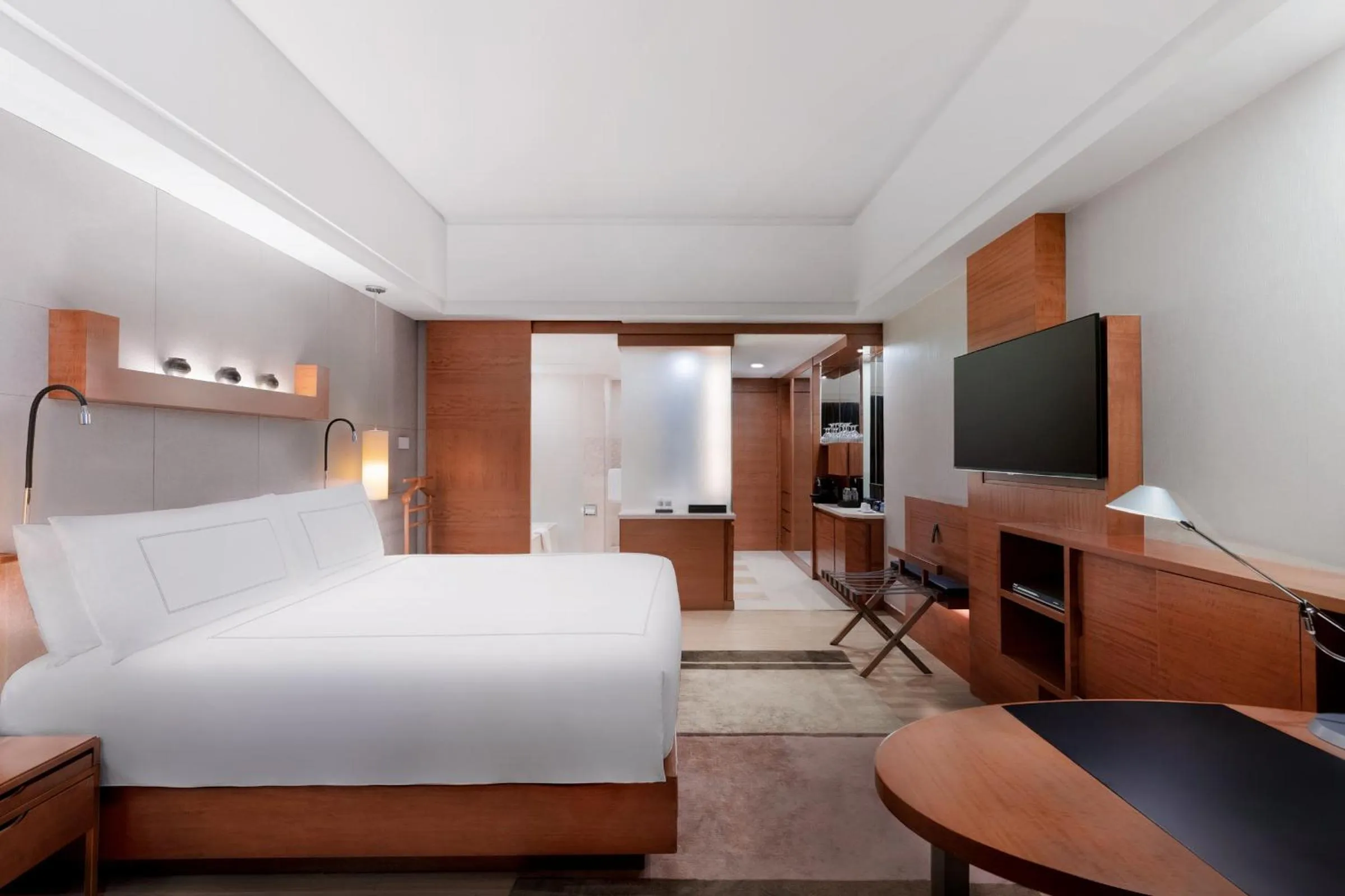 Seating area, Bed in Swissôtel Grand Shanghai