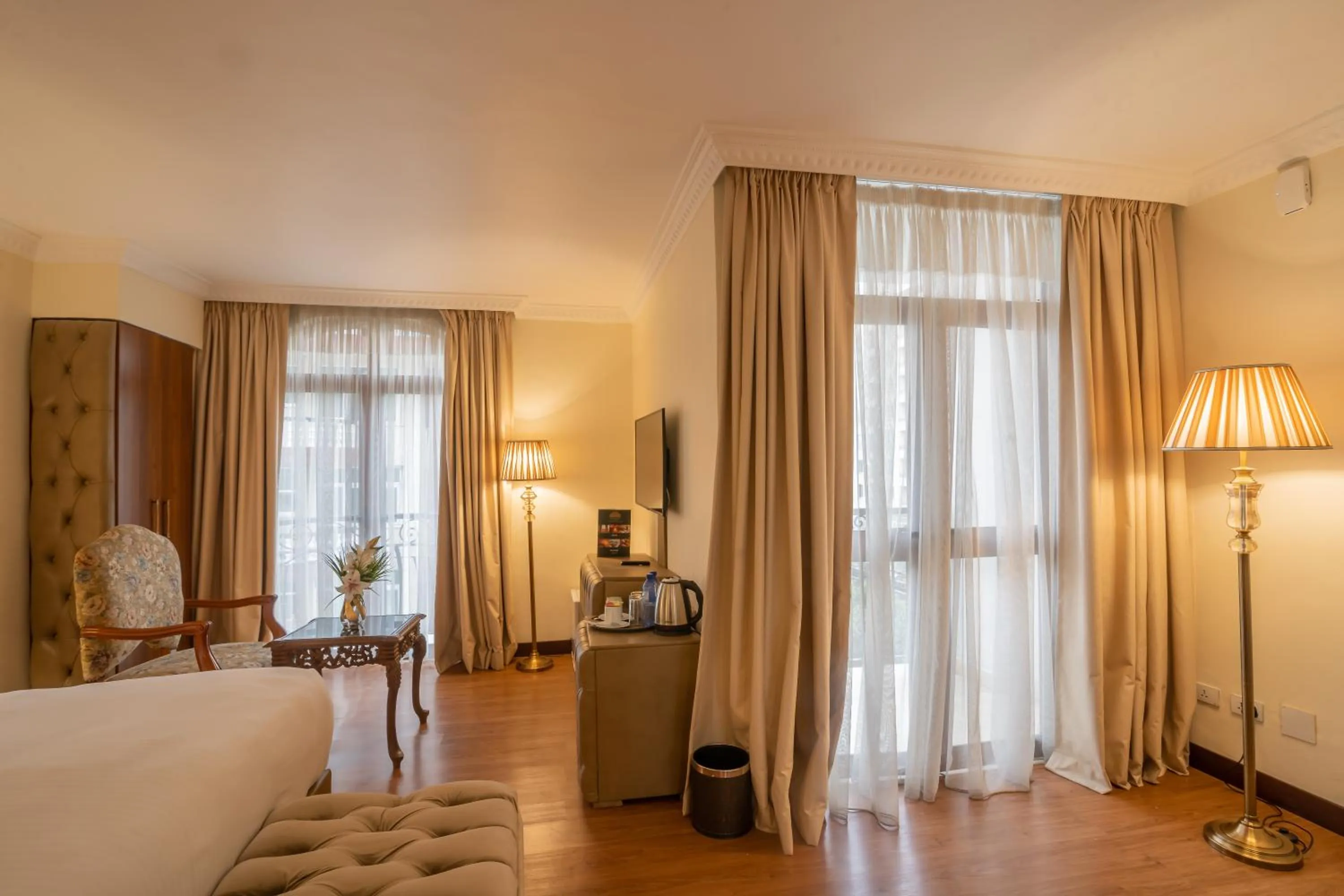 Seating area, Bed in The Grand Palace Hotel