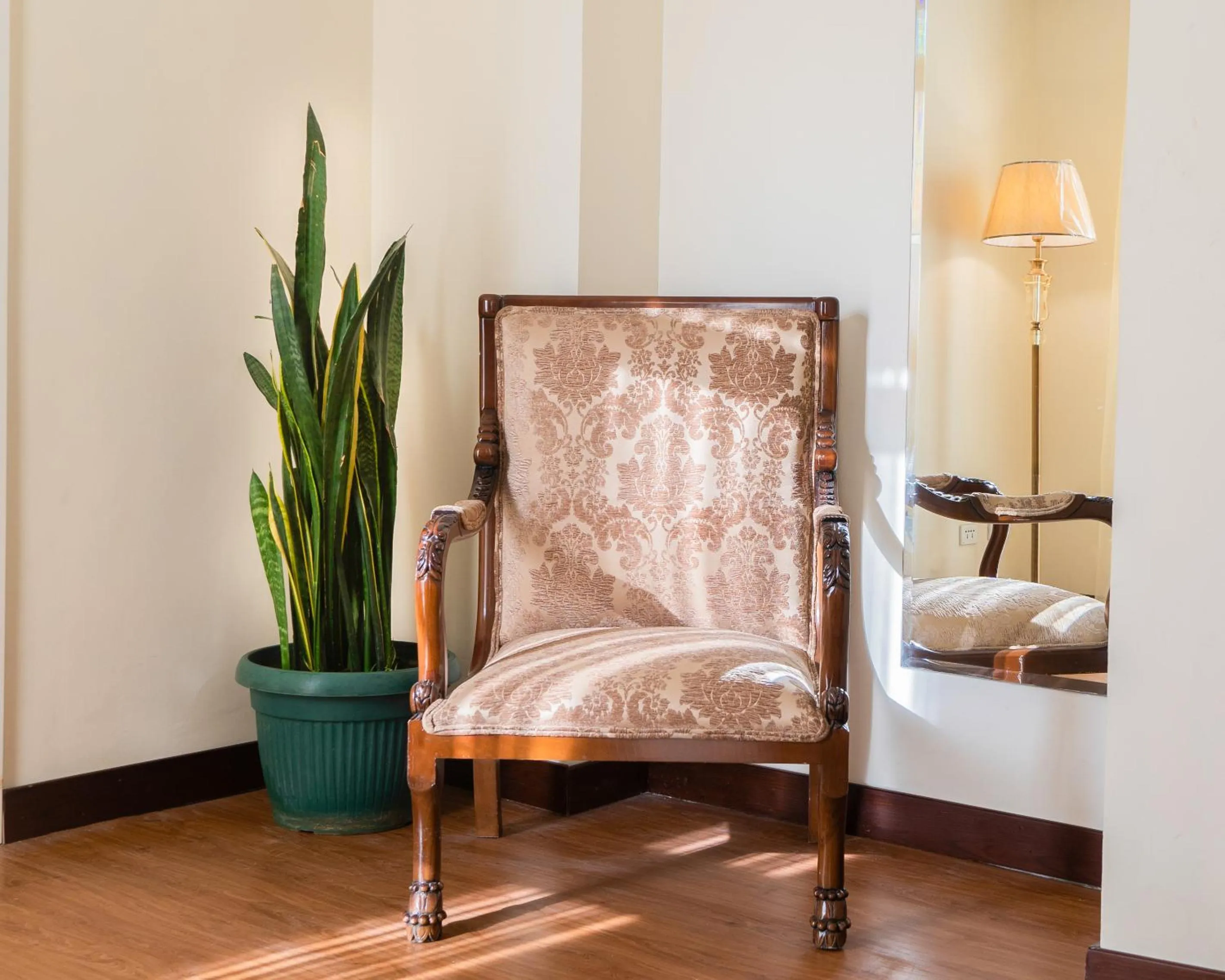 Seating area, Bed in The Grand Palace Hotel