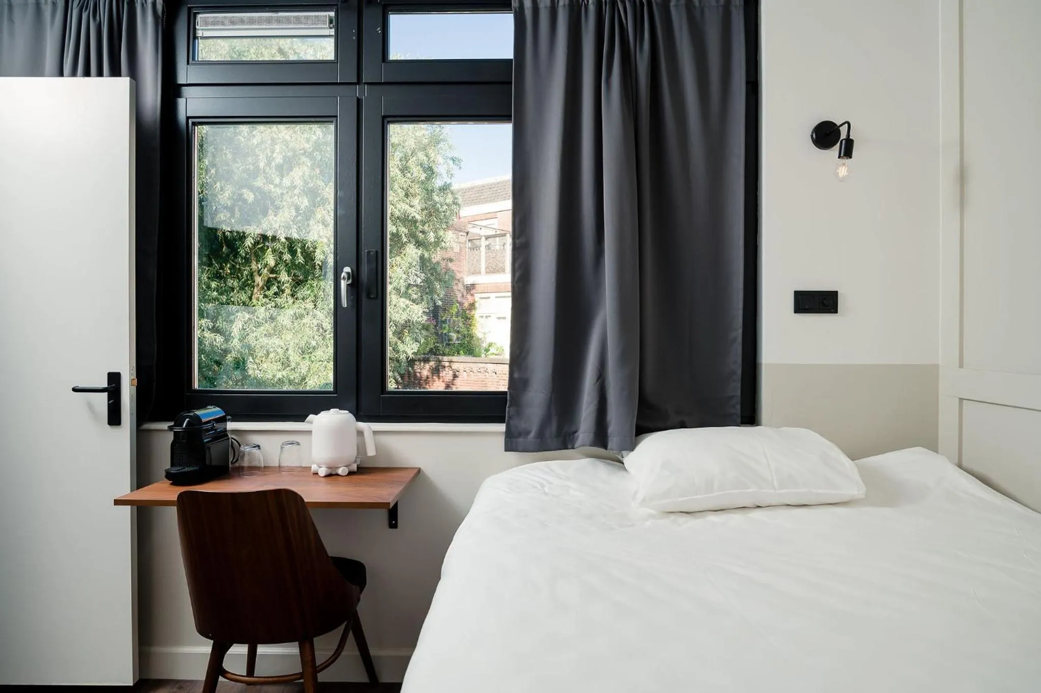 Bedroom, Bed in Mr.Lewis Rotterdam