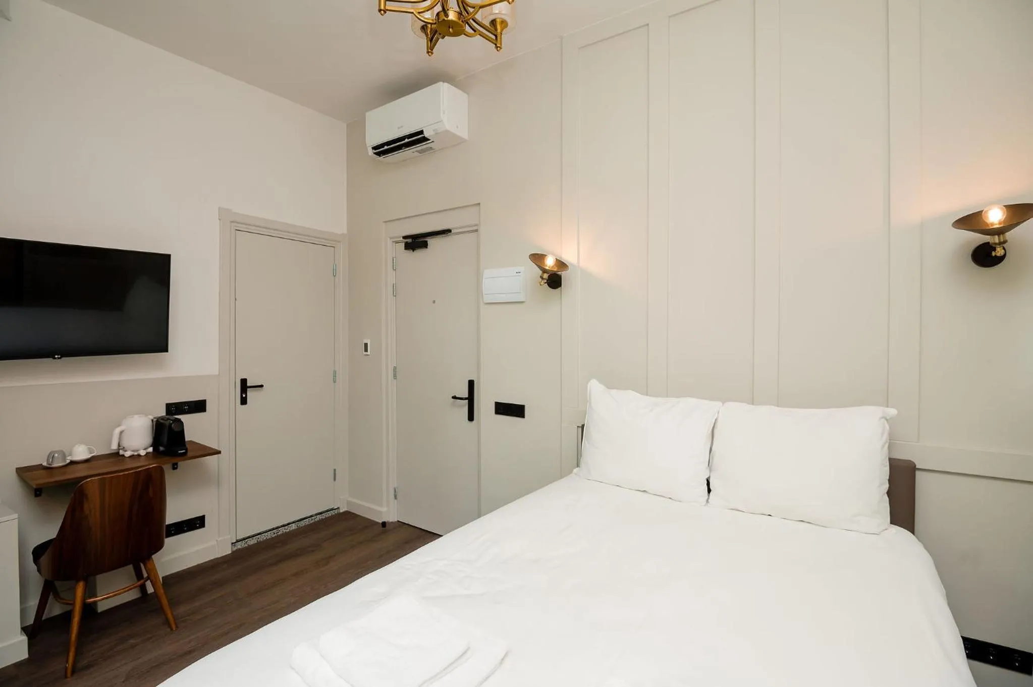 Bedroom, Bed in Mr.Lewis Rotterdam