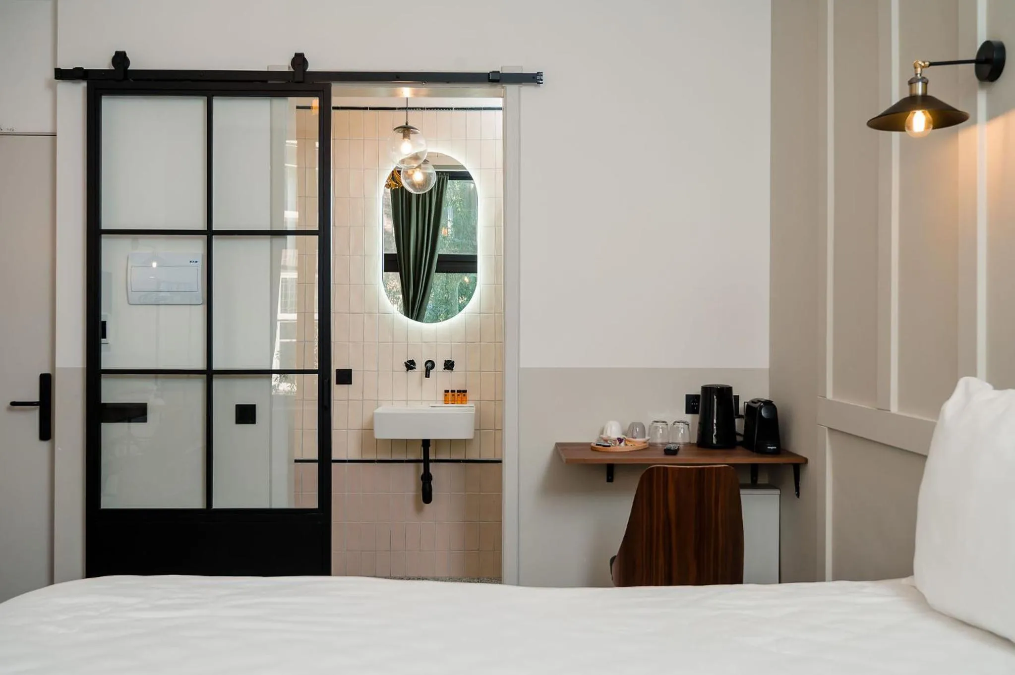 Bathroom, Bed in Mr.Lewis Rotterdam