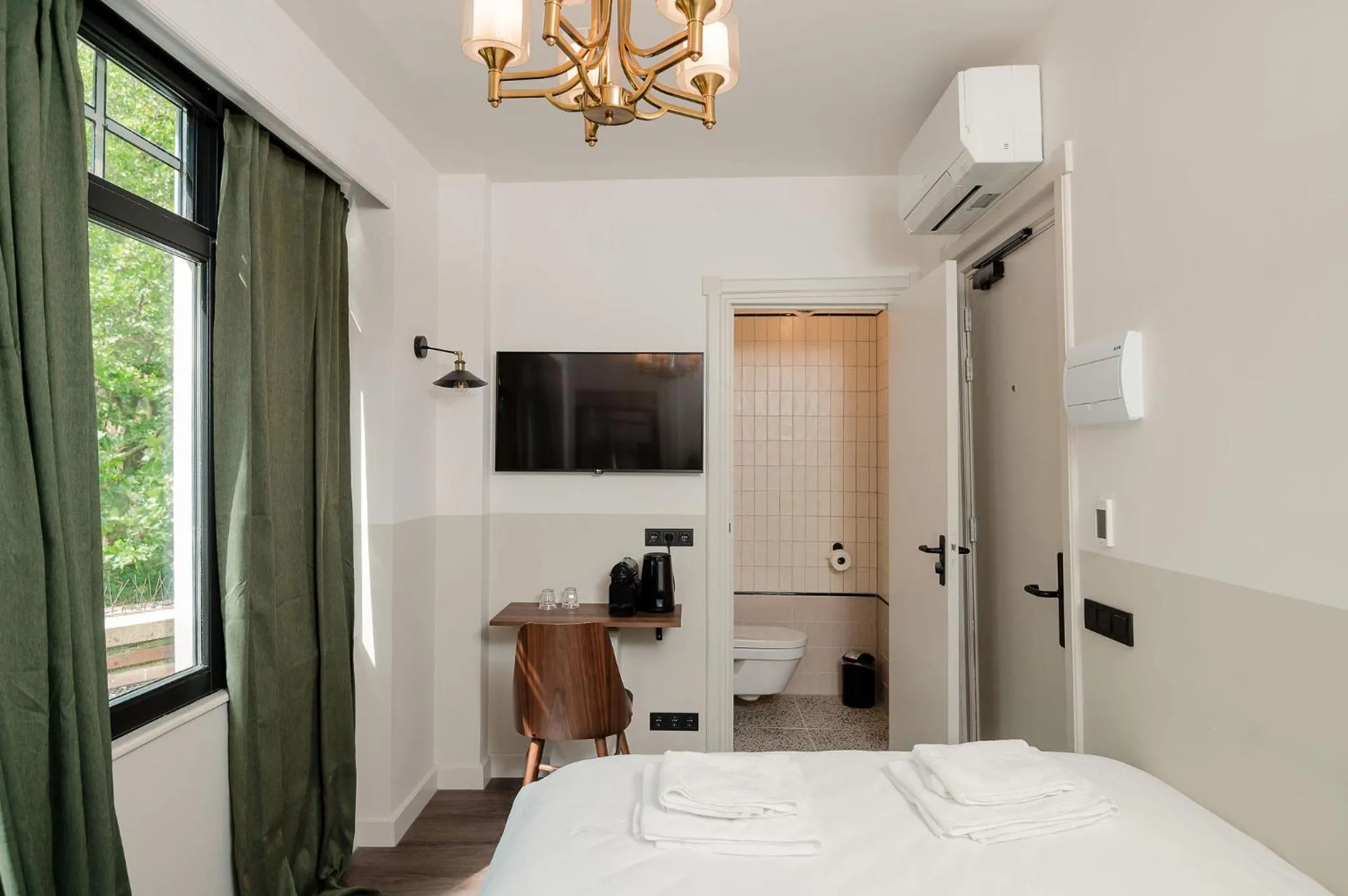 Bedroom, Bed in Mr.Lewis Rotterdam