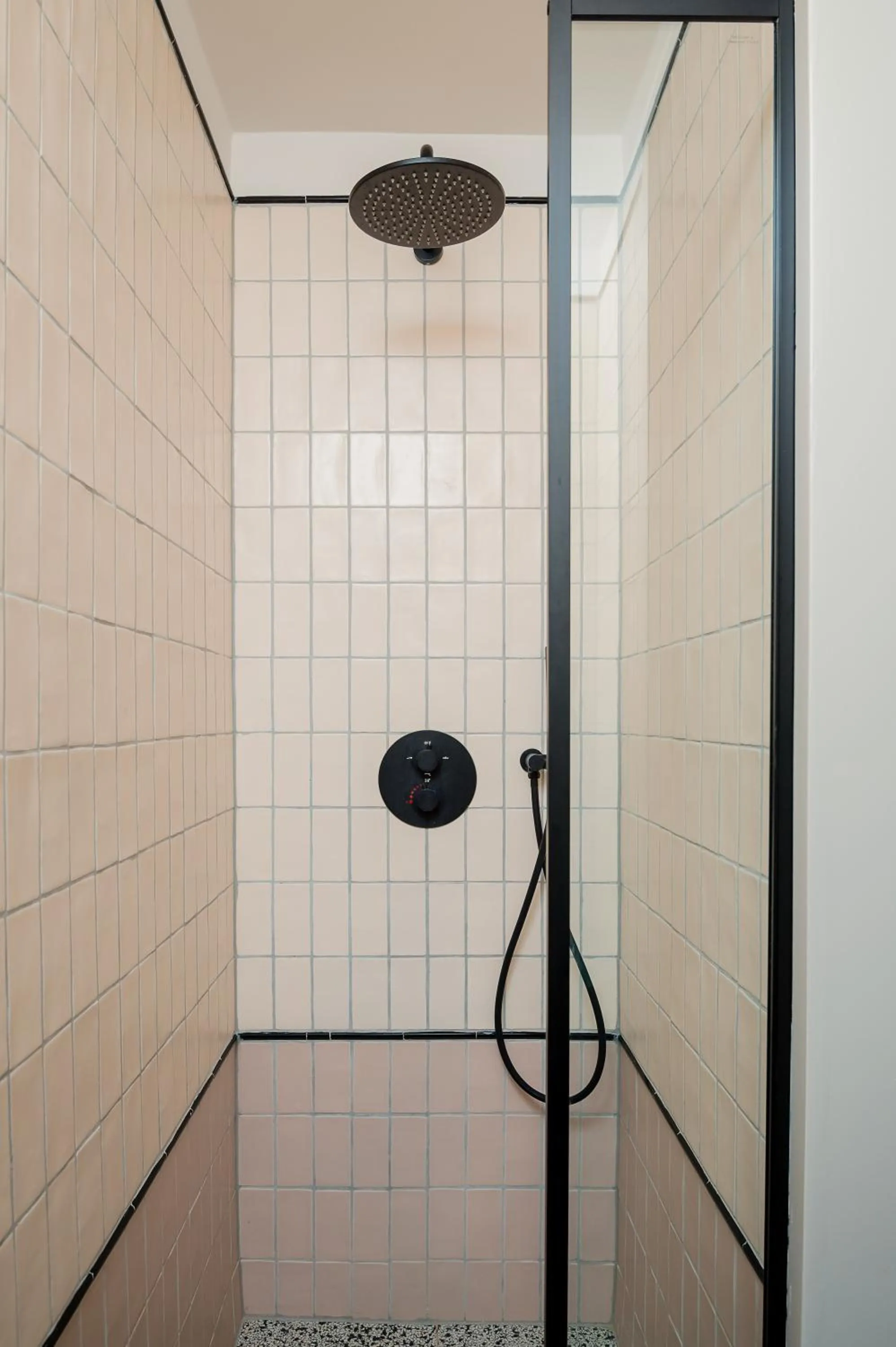 Shower in Mr.Lewis Rotterdam