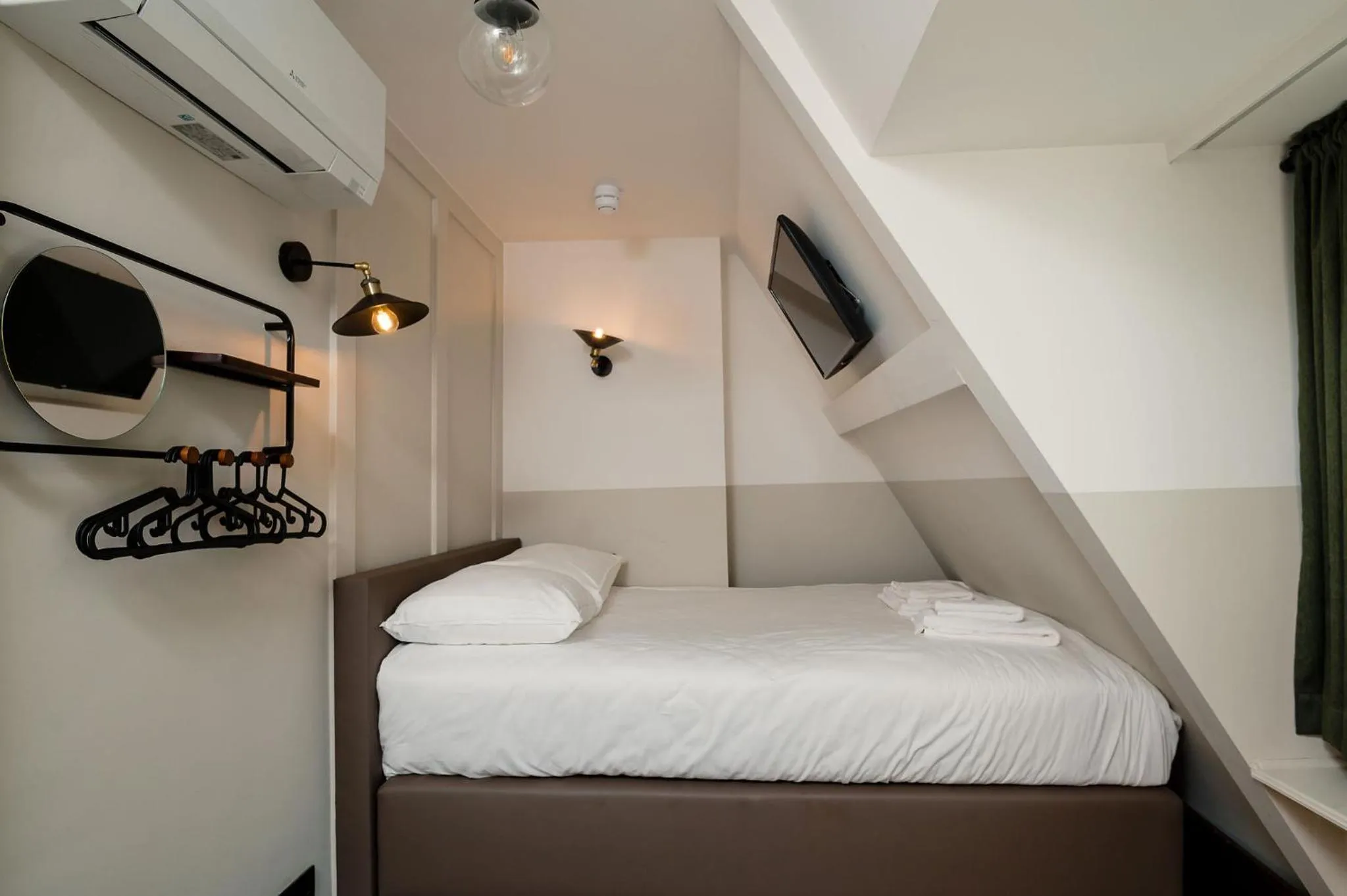 Bedroom, Bed in Mr.Lewis Rotterdam