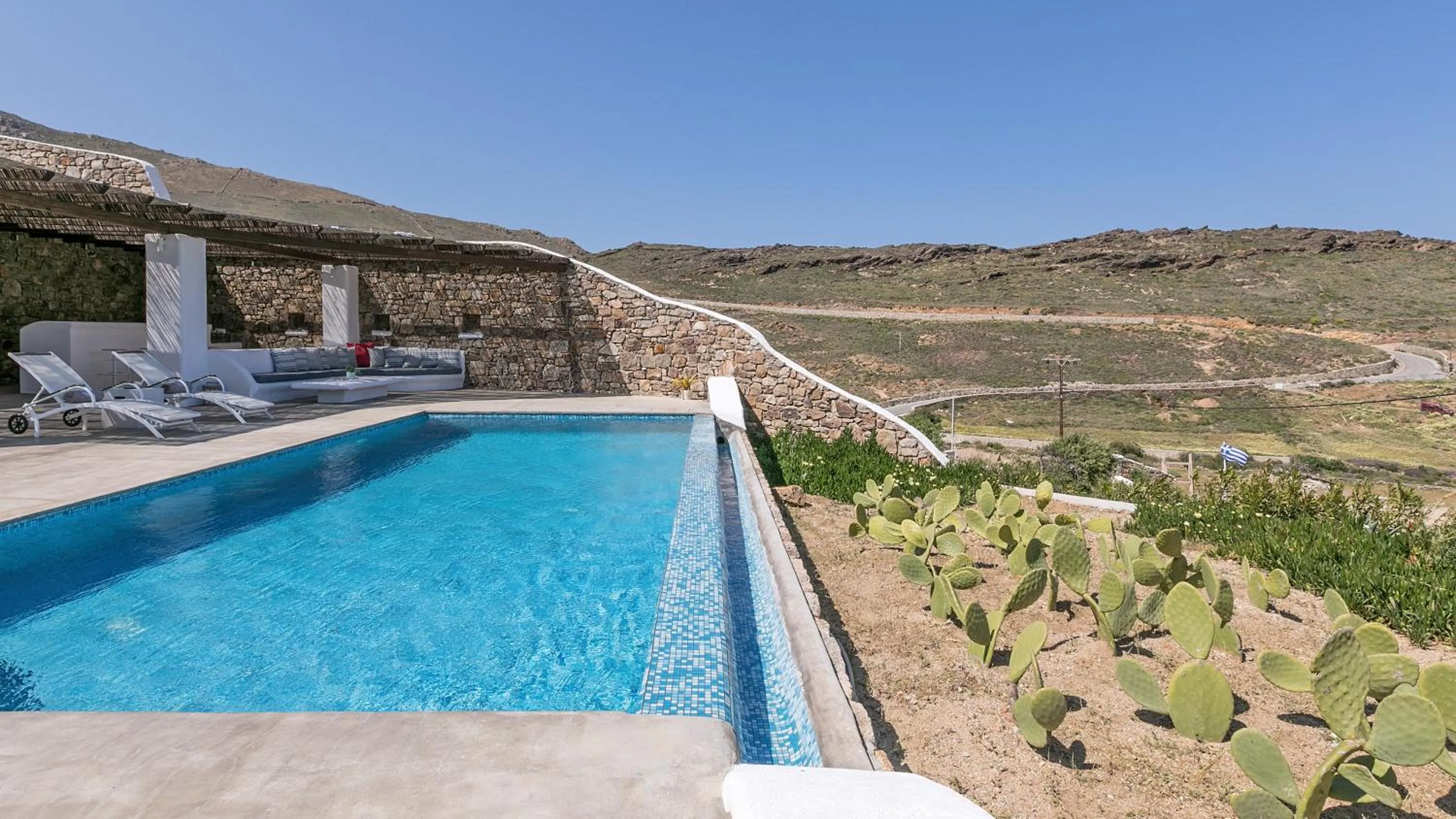 Swimming pool in Mykonos Panormos Villas