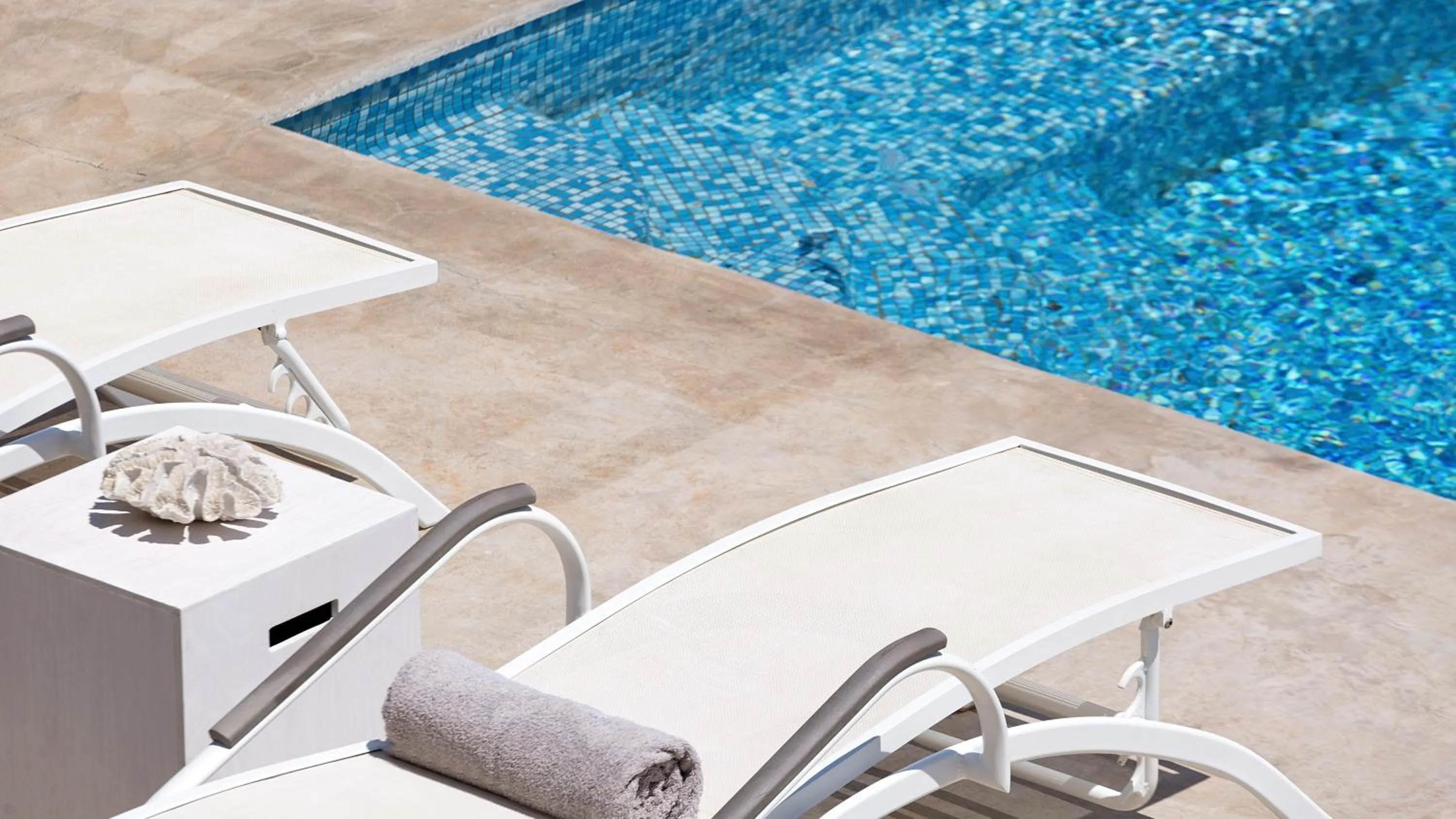 Swimming pool in Mykonos Panormos Villas