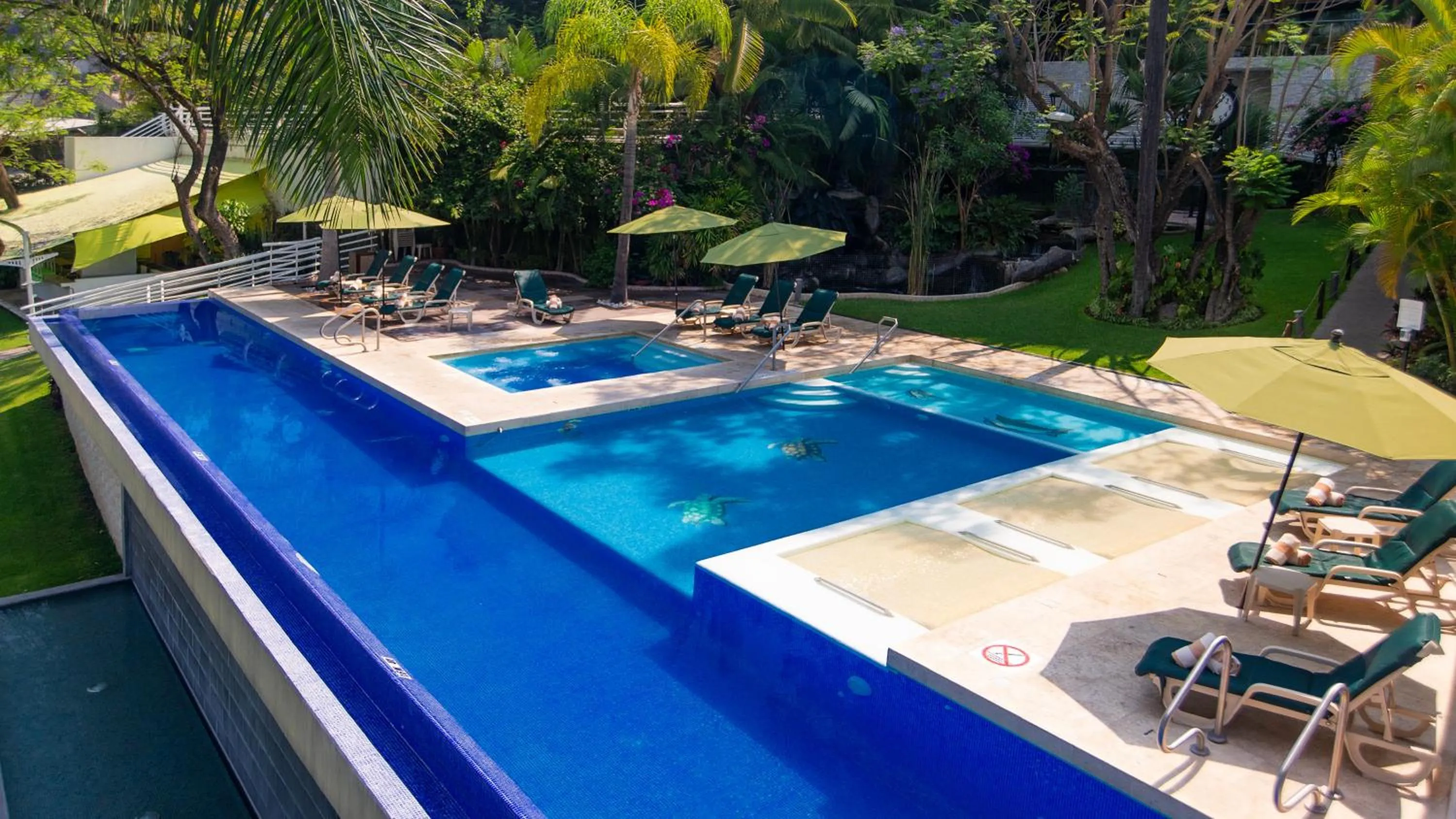 Swimming pool in Holiday Inn Express & Suites Cuernavaca by IHG