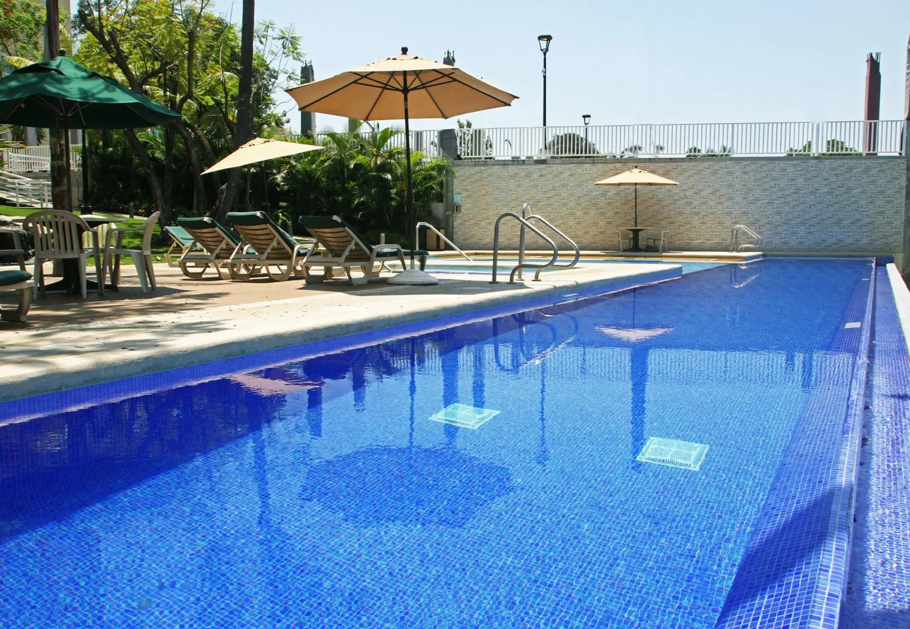 Swimming pool in Holiday Inn Express & Suites Cuernavaca by IHG
