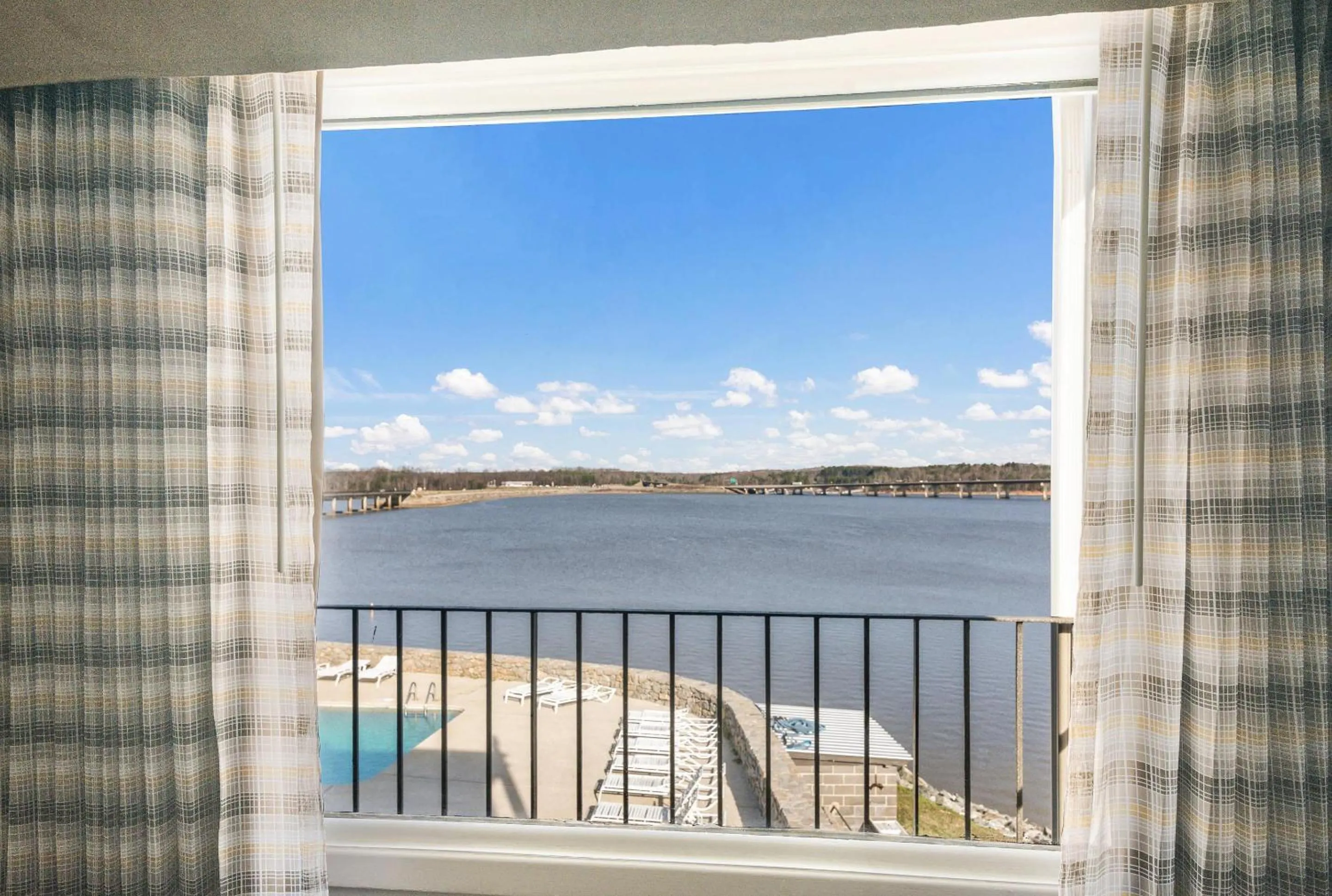 Bedroom in Quality Inn - On The Lake Clarksville-Boydton