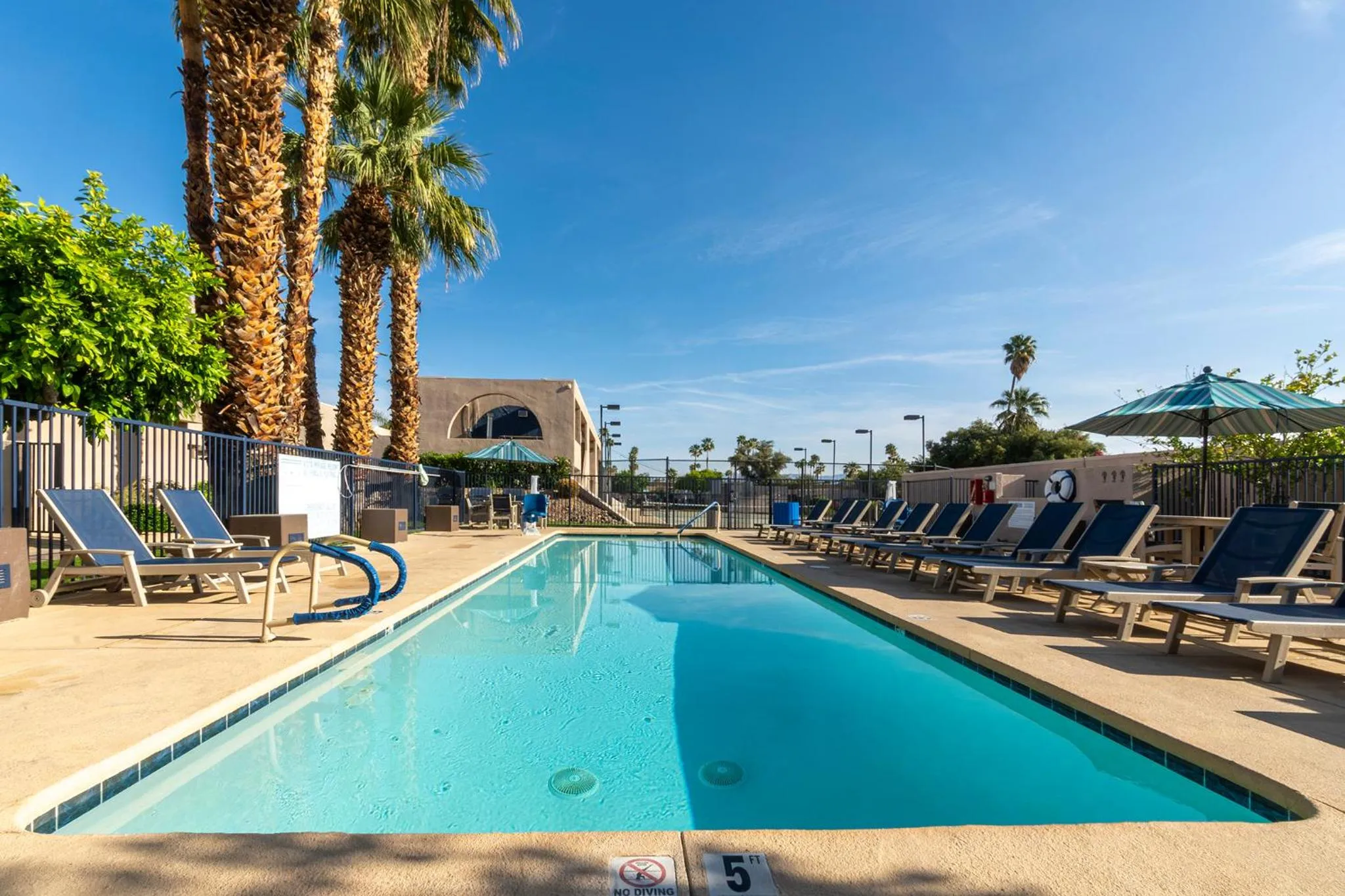 Swimming pool in Vista Mirage Resort