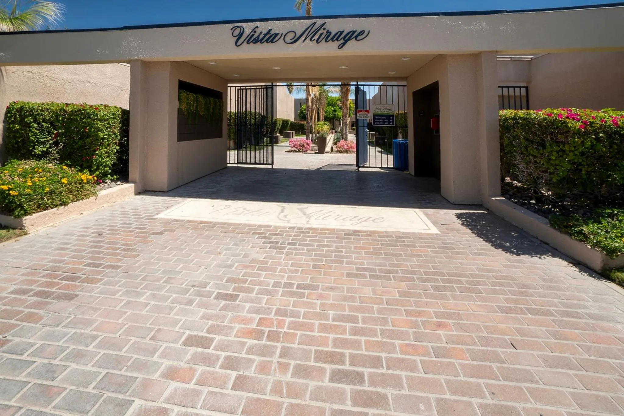 Facade/entrance in Vista Mirage Resort