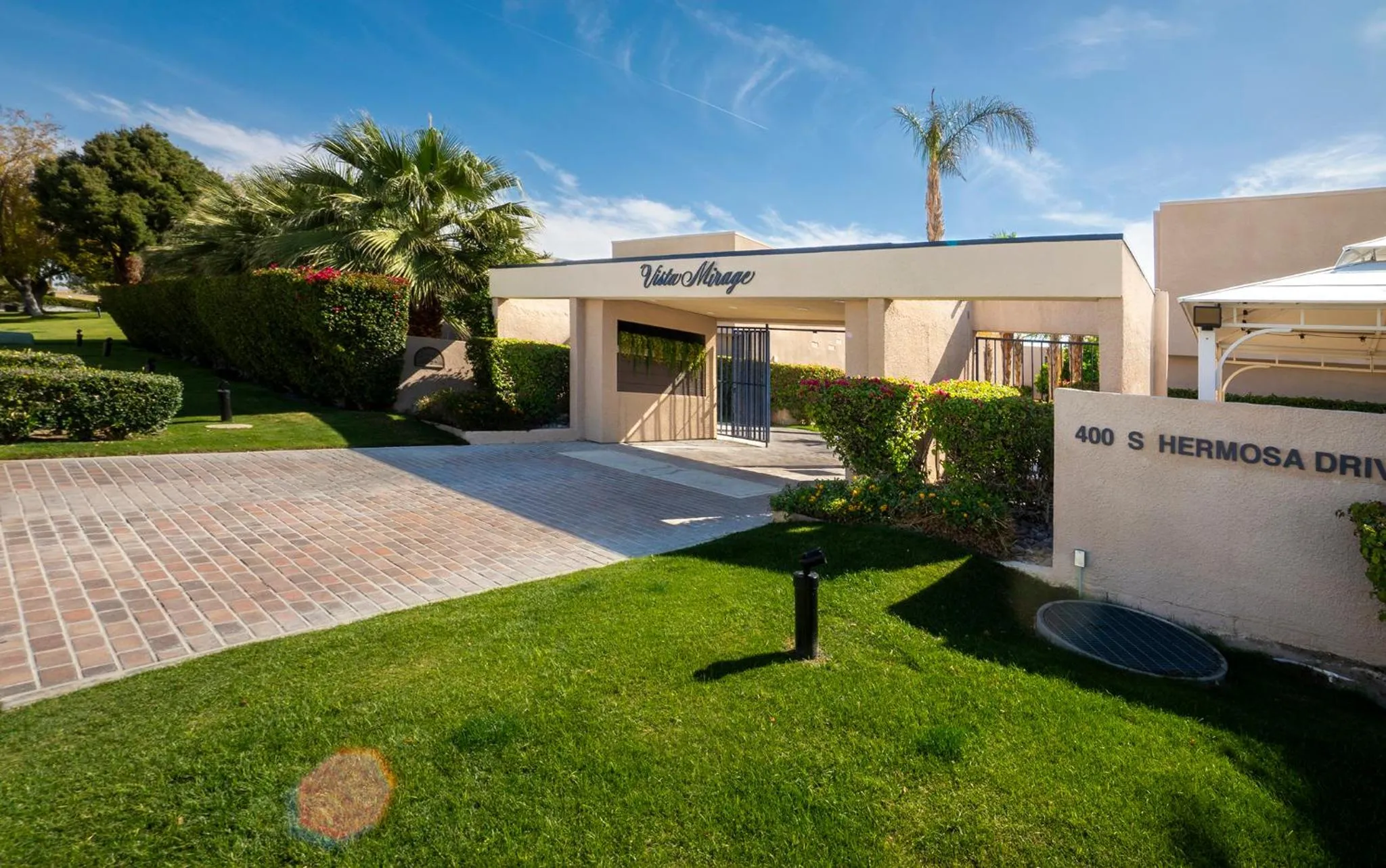 Facade/entrance in Vista Mirage Resort