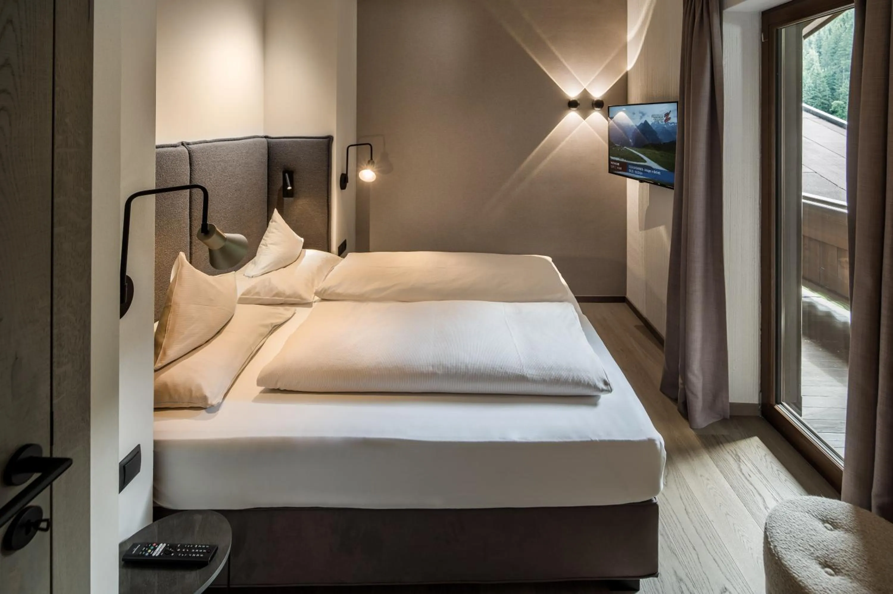 Photo of the whole room, Bed in Brugger's Genießerhotel Lanersbacherhof