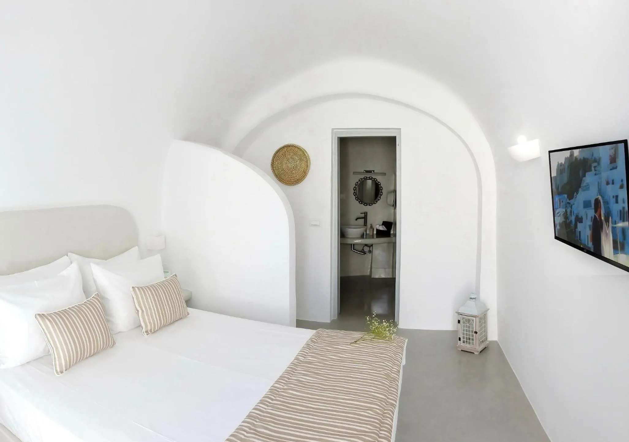 TV and multimedia, Bed in Golden Stone Santorini Suites