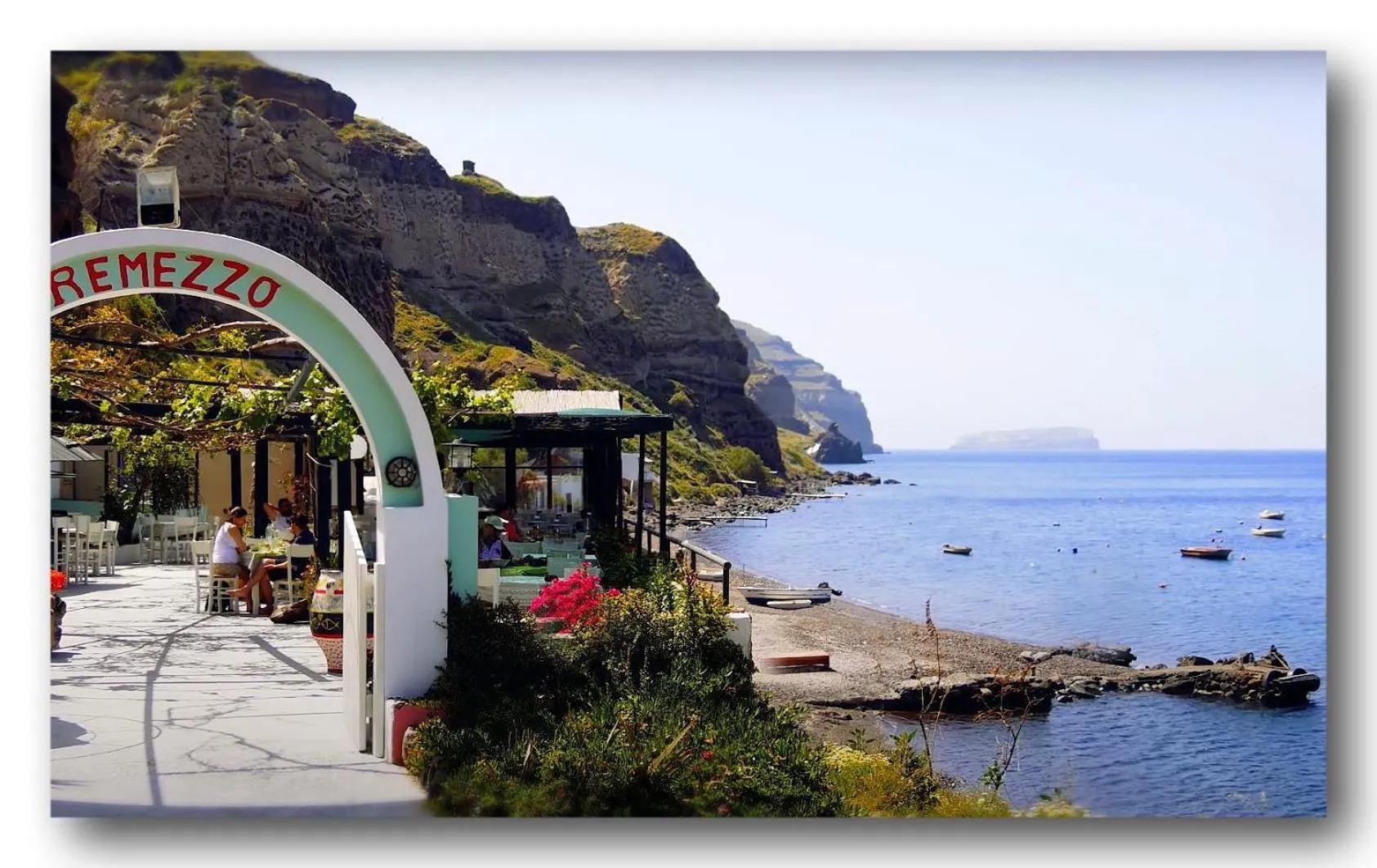 Restaurant/places to eat in Golden Stone Santorini Suites