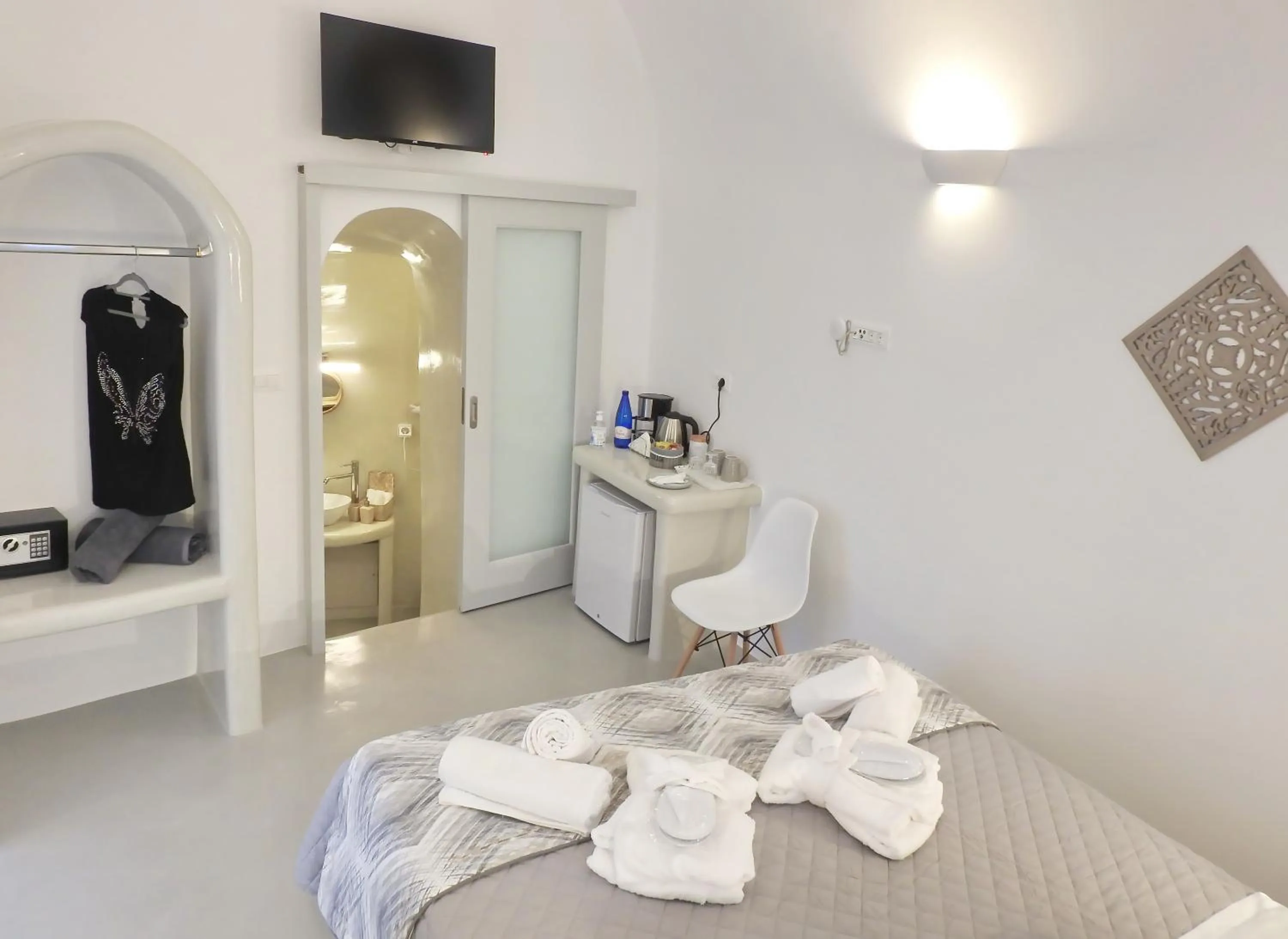 Toilet, Bed in Golden Stone Santorini Suites