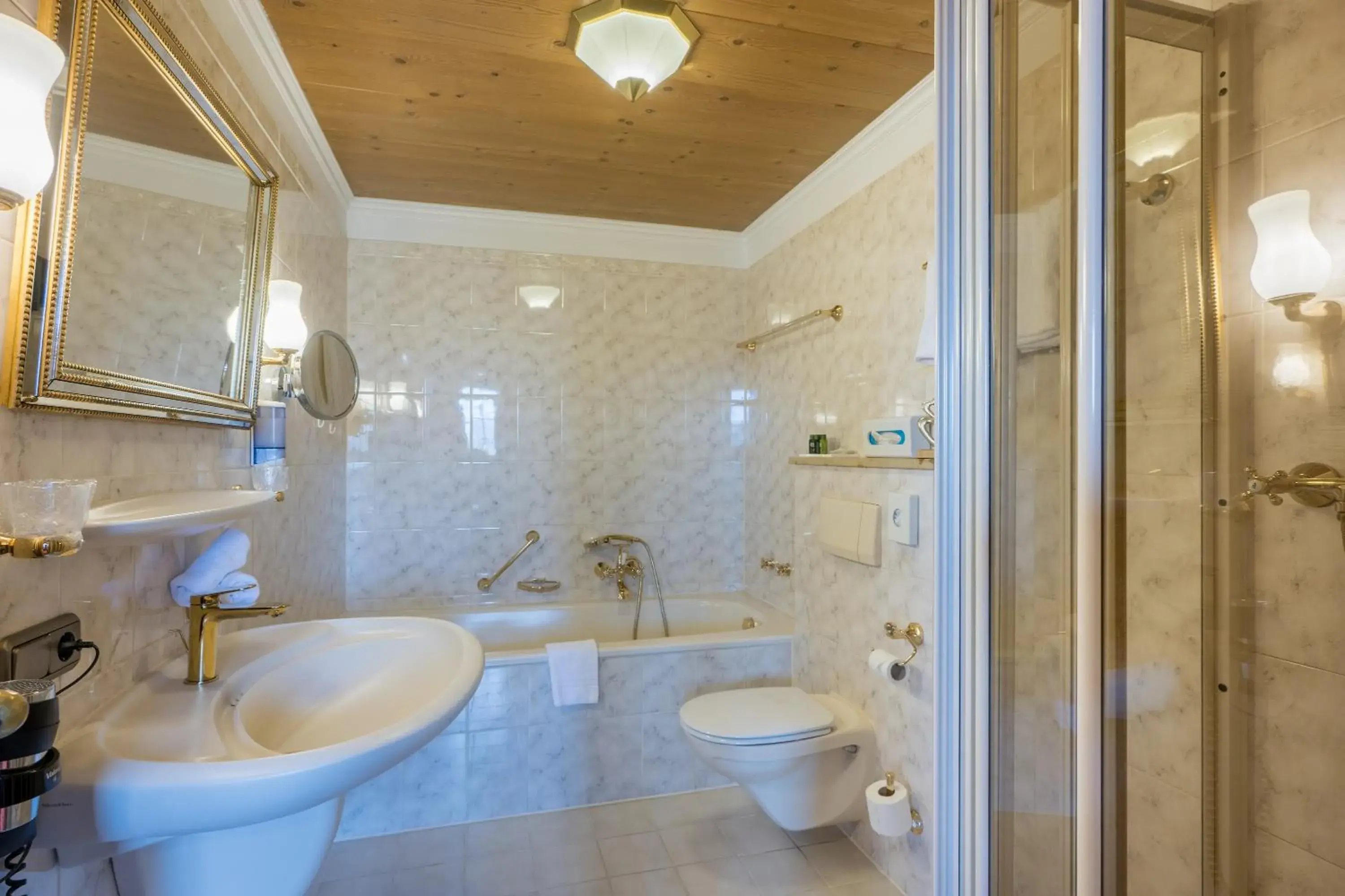 Family Room with Bath - single occupancy in Landhotel Gockelwirt Family Room with Bath - single occupancy in Landhotel Gockelwirt