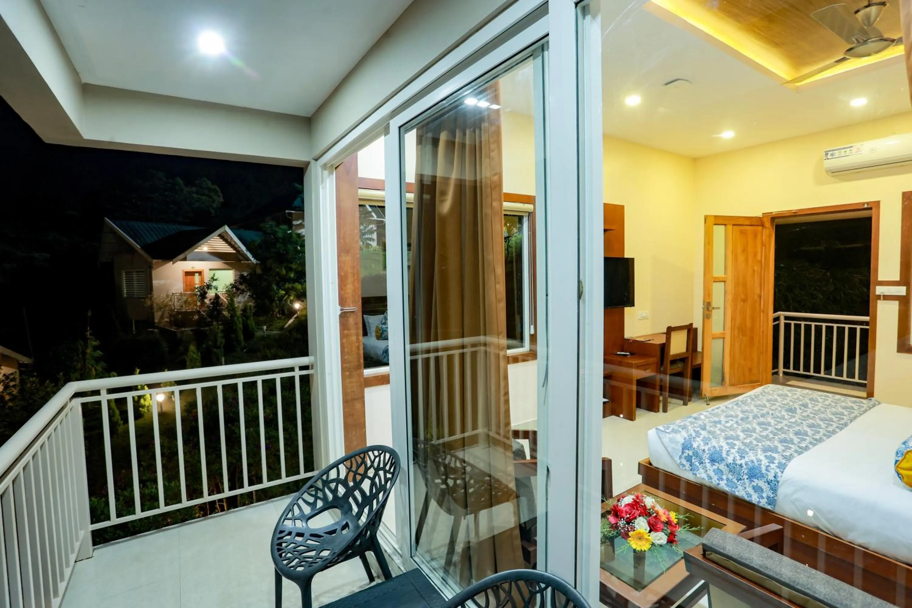 Balcony/Terrace, Bed in Aveda Munnar Mountains and Mist