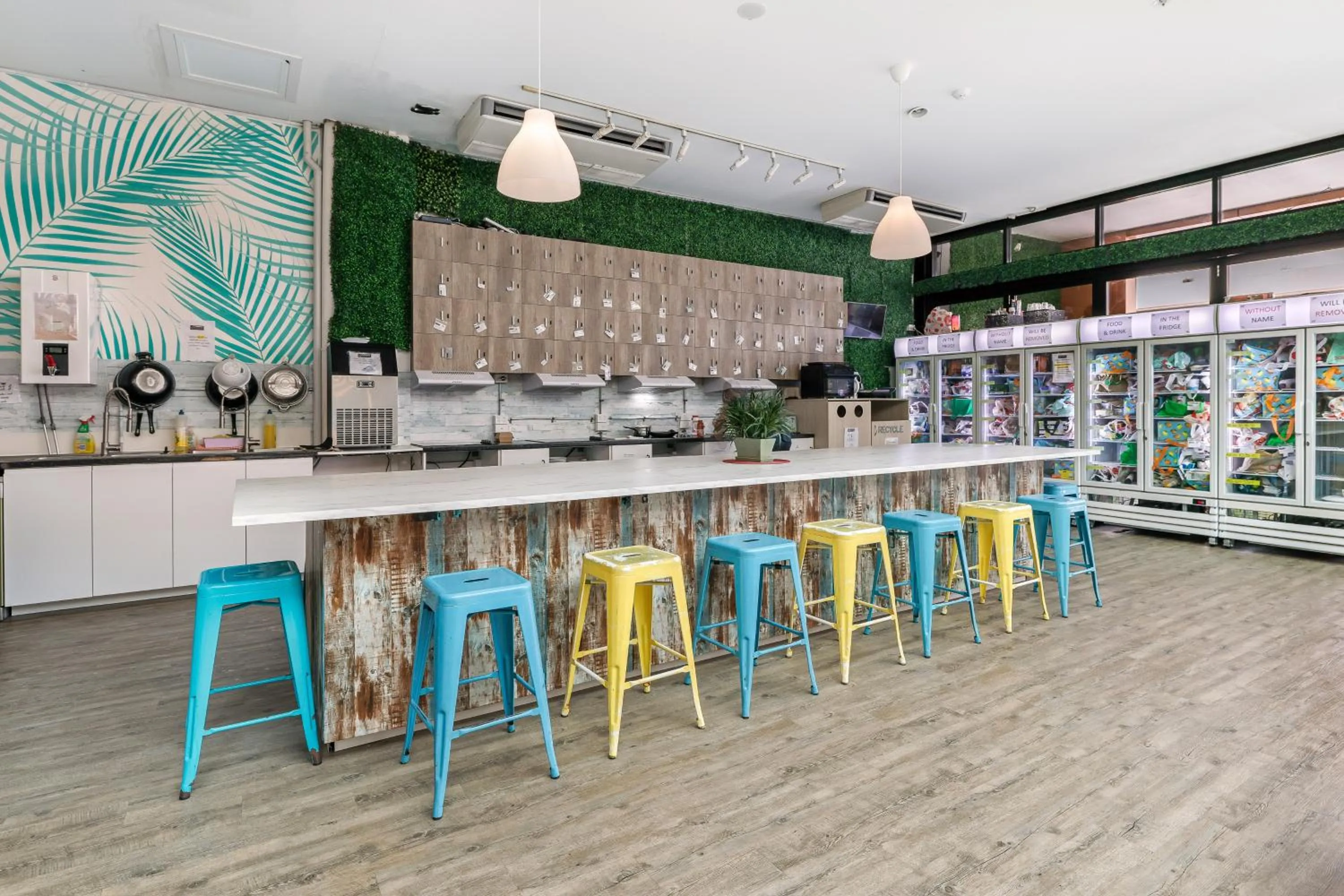 Dining area in Tequila Sunrise Hostel Surfers Paradise