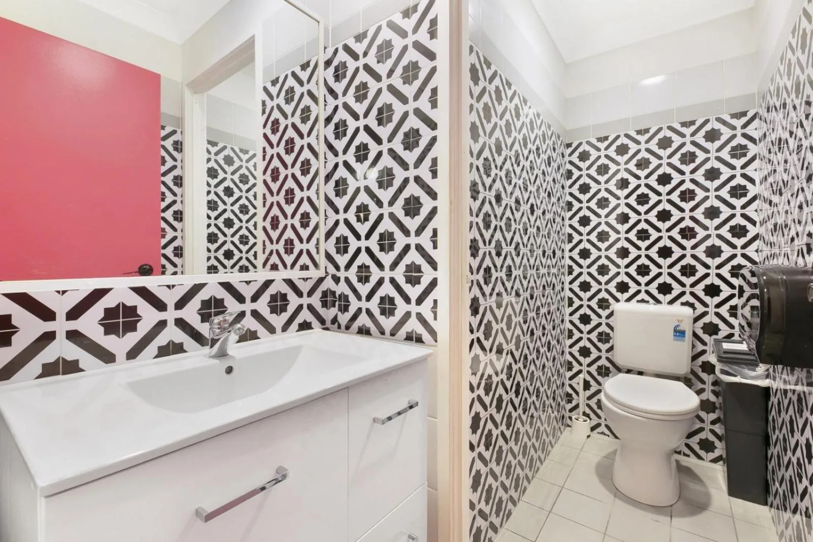 Bathroom in Tequila Sunrise Hostel Surfers Paradise