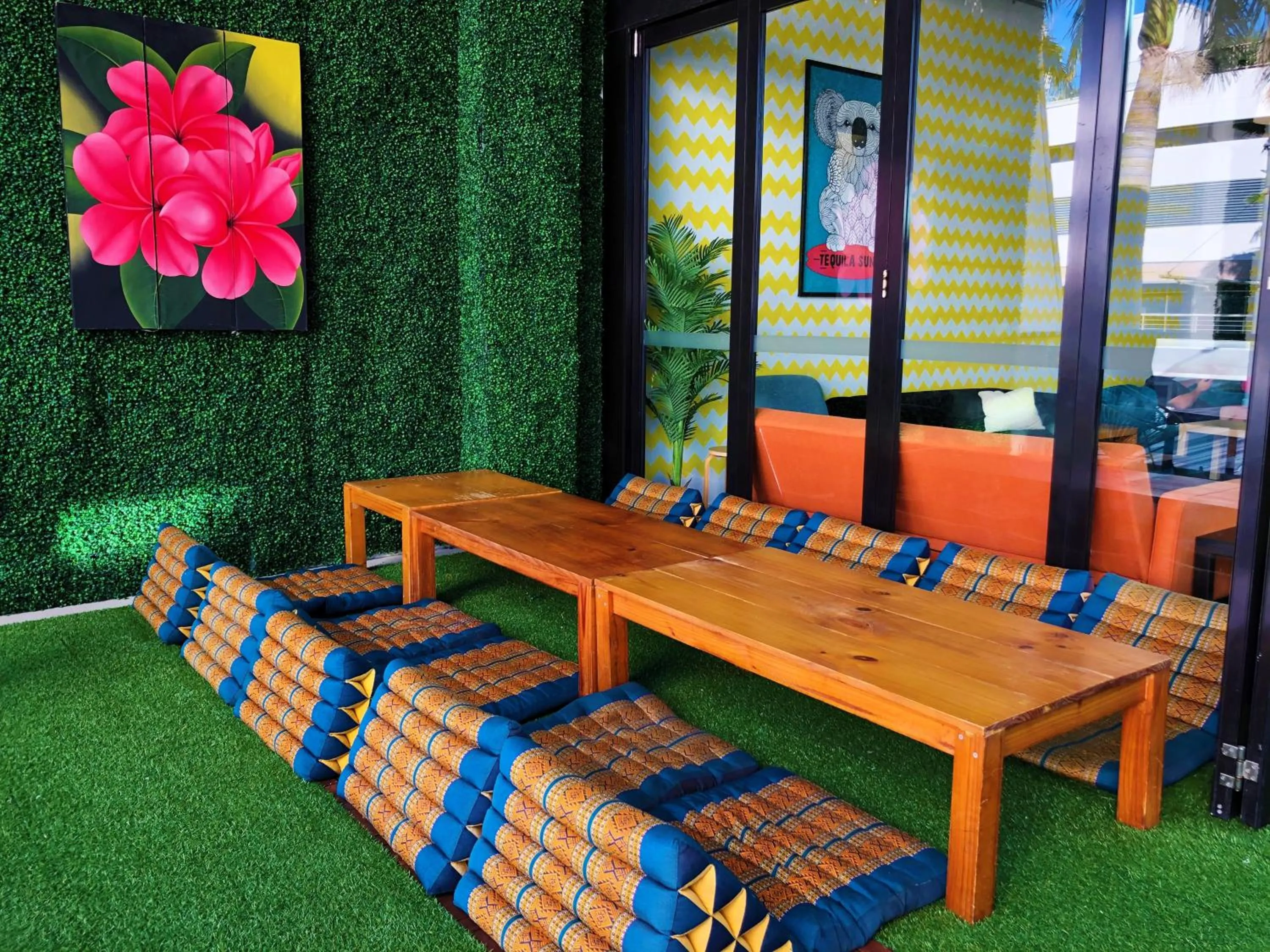 Property building in Tequila Sunrise Hostel Surfers Paradise