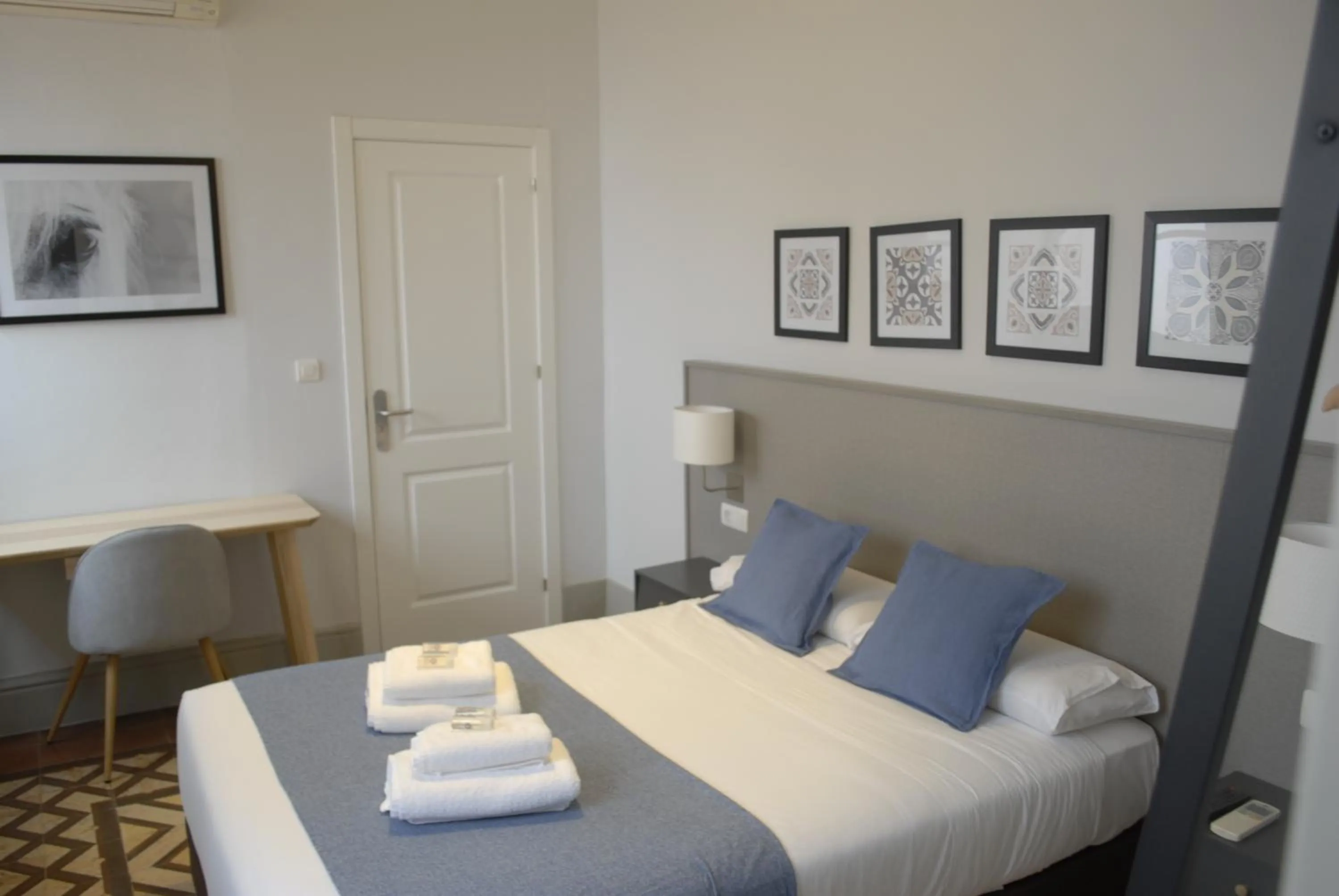 Photo of the whole room, Bed in La Perla Granada Suites