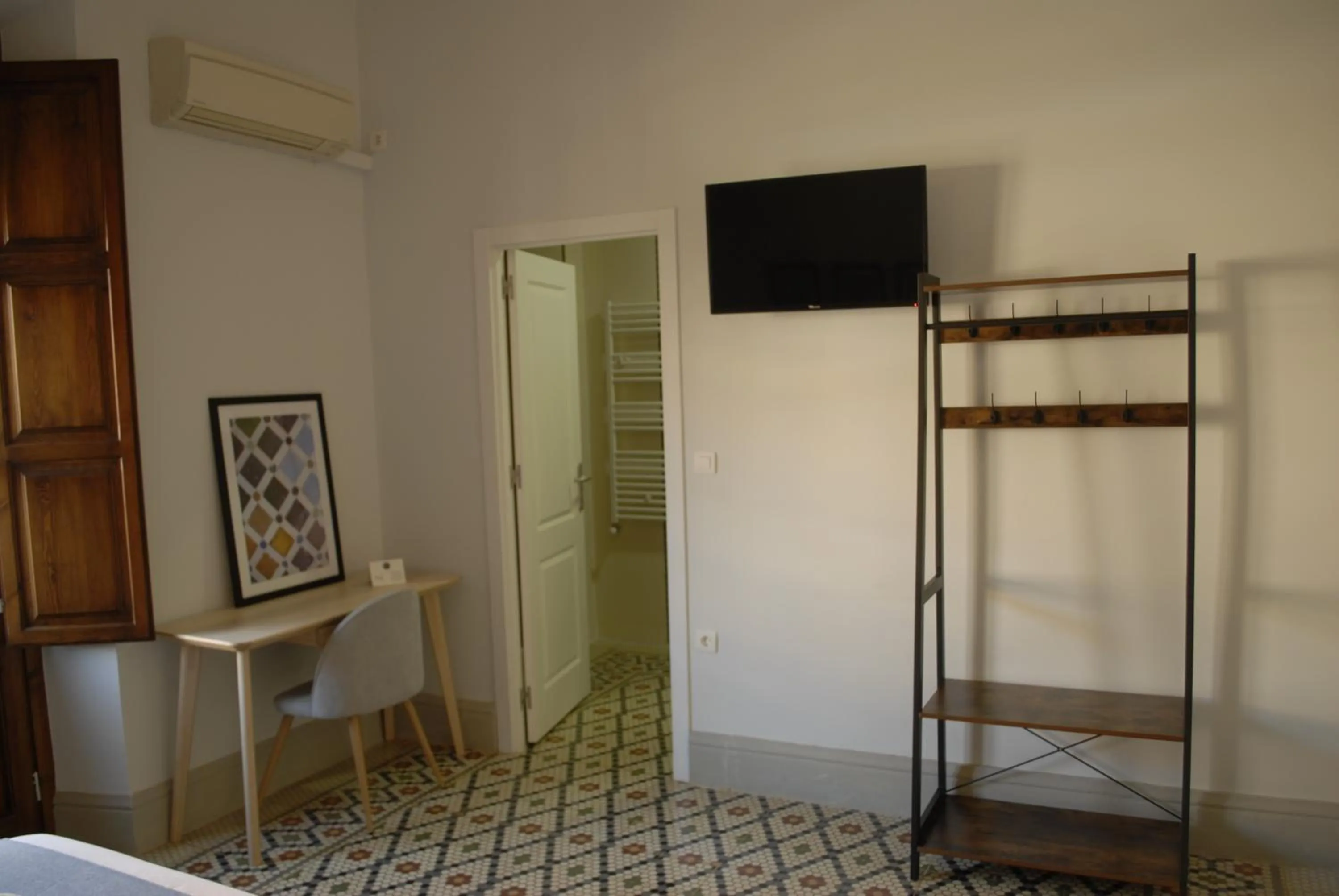 Photo of the whole room, Bed in La Perla Granada Suites