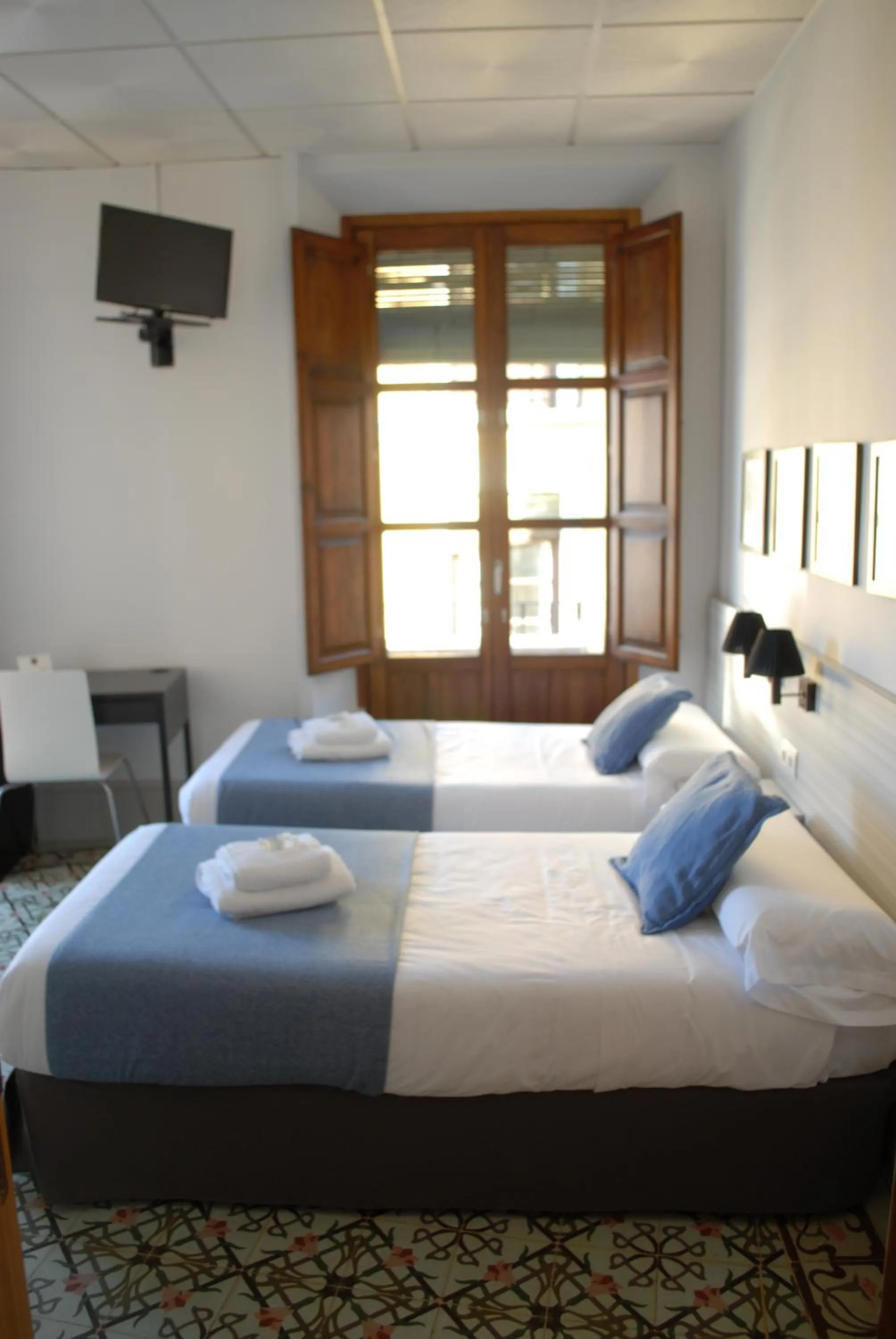 Photo of the whole room, Bed in La Perla Granada Suites