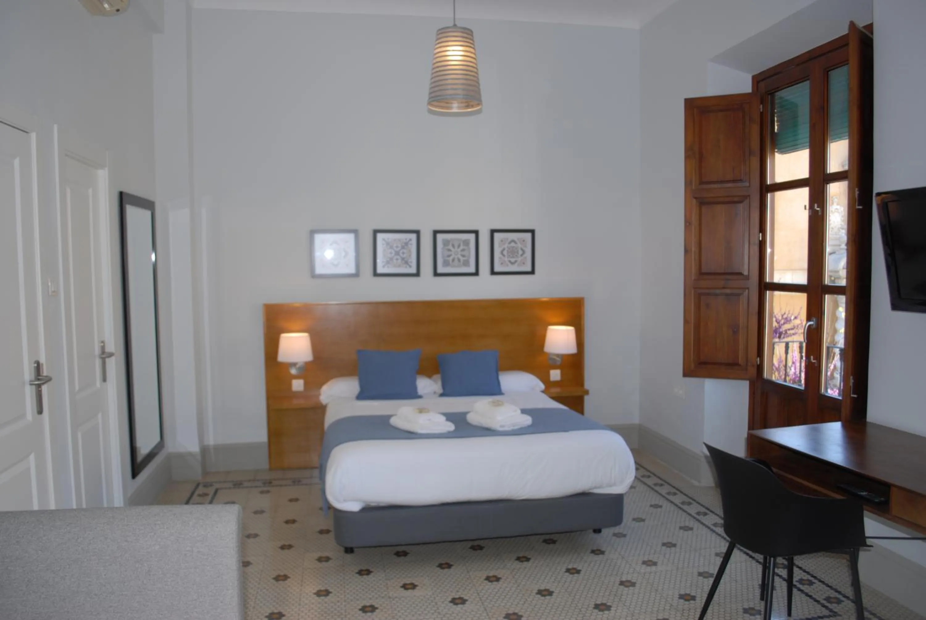 Photo of the whole room, Bed in La Perla Granada Suites