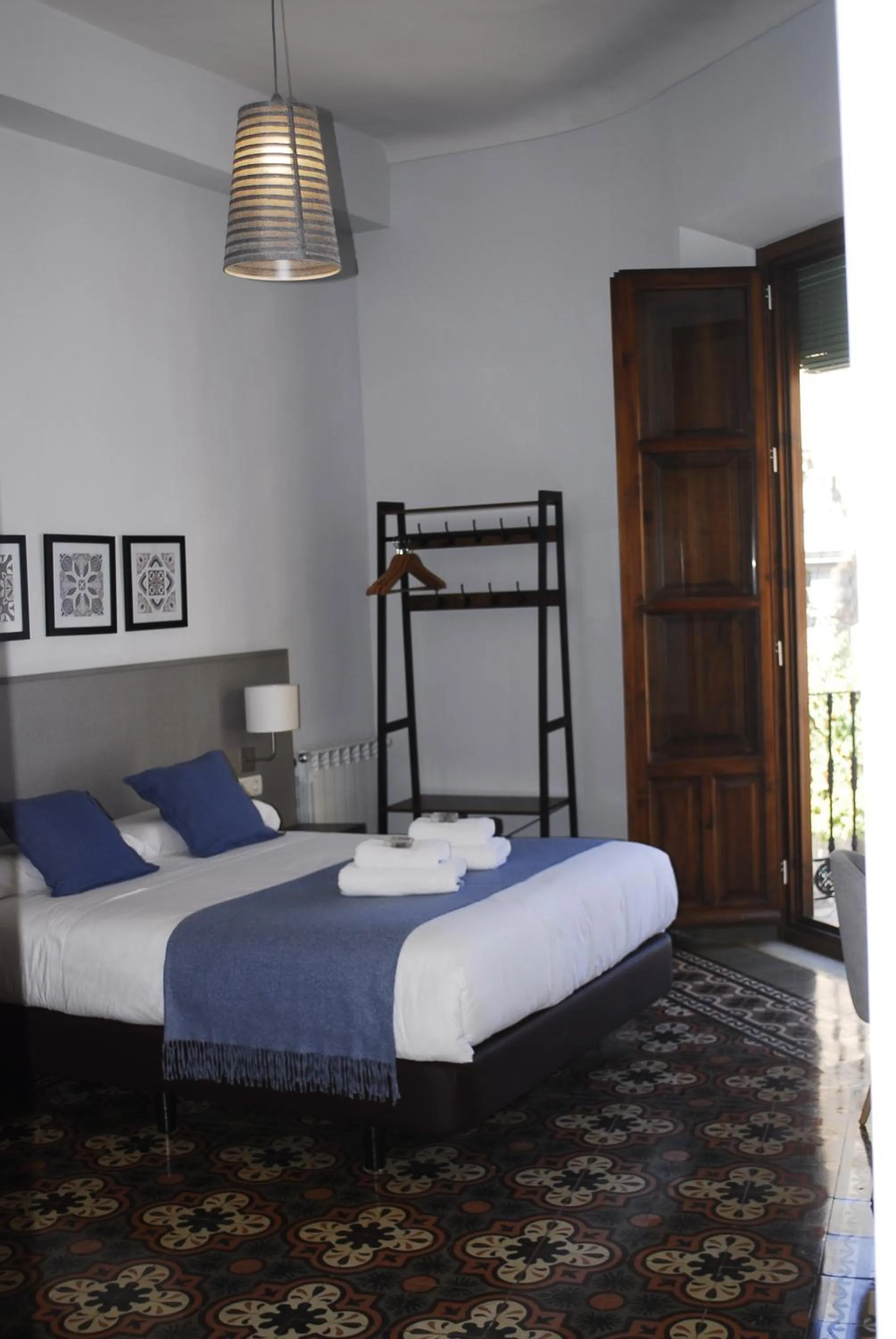 Photo of the whole room, Bed in La Perla Granada Suites