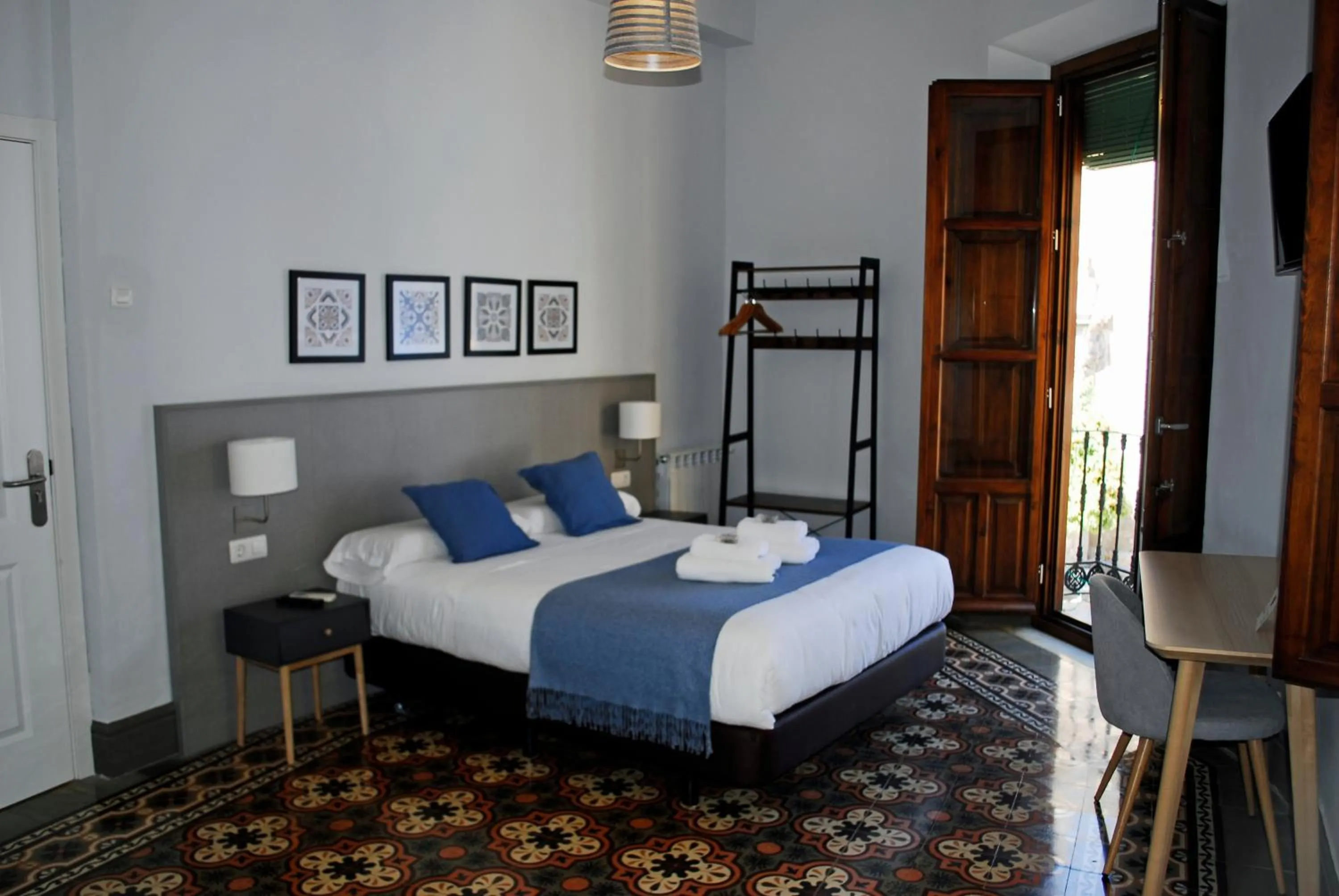 Photo of the whole room, Bed in La Perla Granada Suites