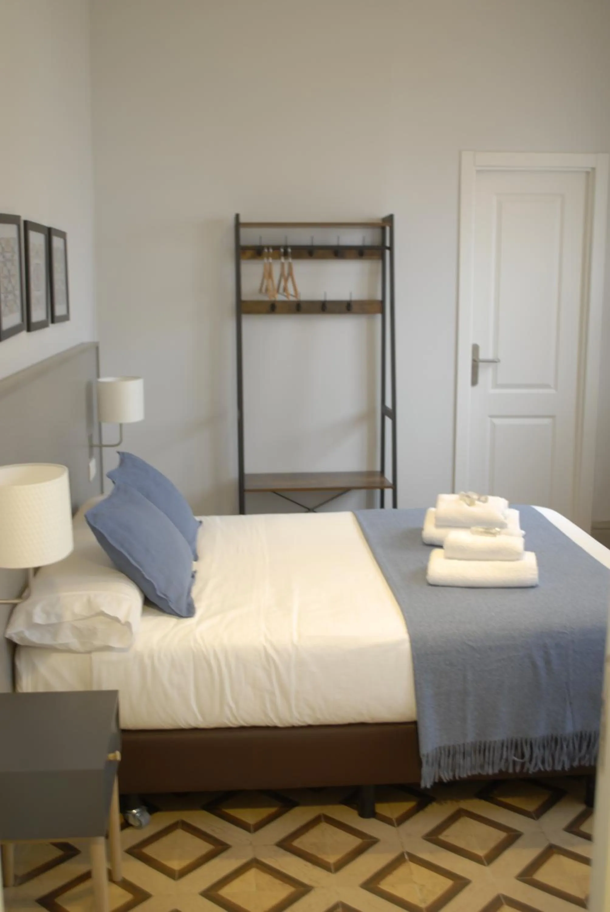 Photo of the whole room, Bed in La Perla Granada Suites